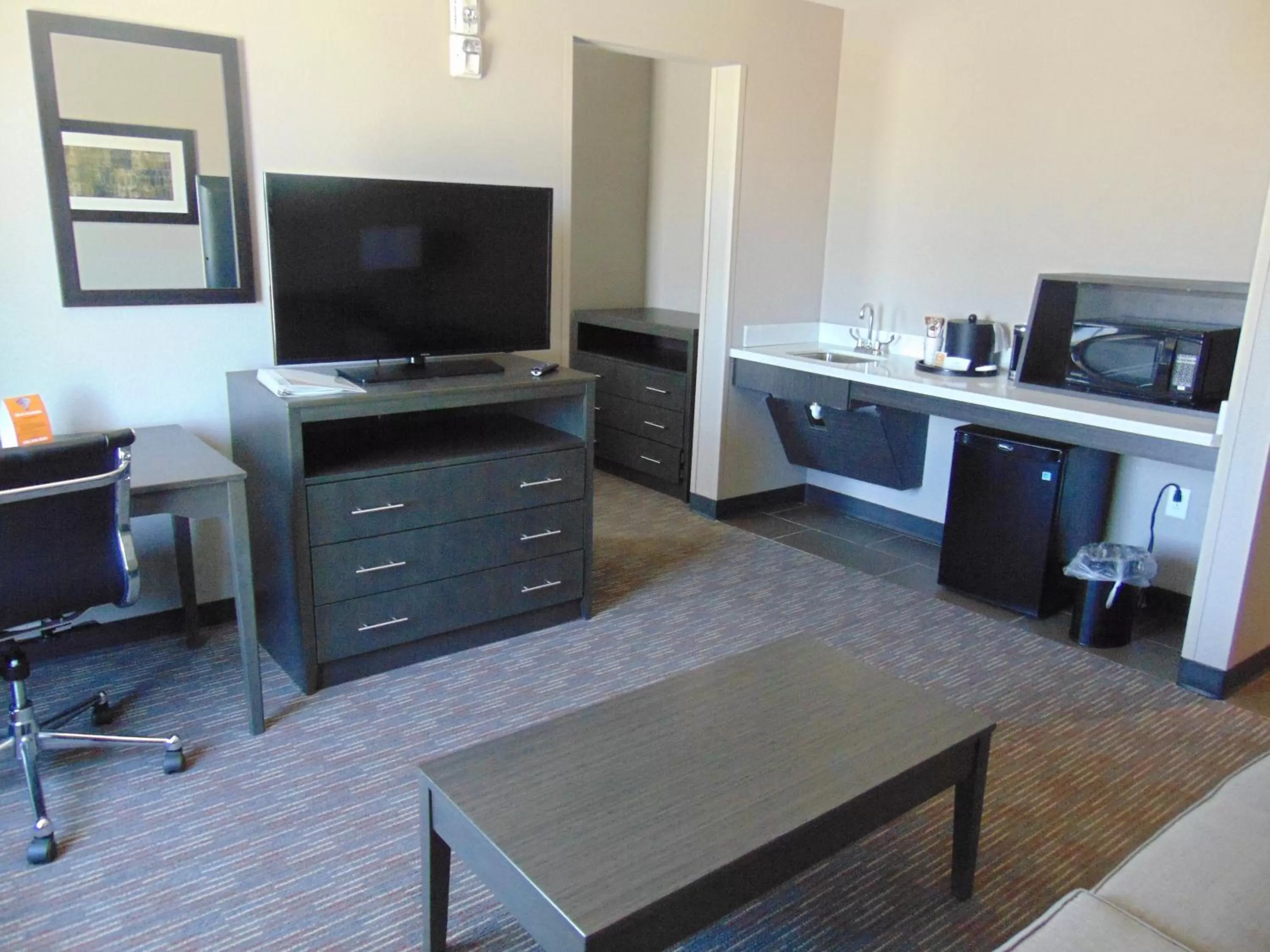 1 King Bed, Hearing Accessible Suite, Non-Smoking in Wingate by Wyndham Lubbock