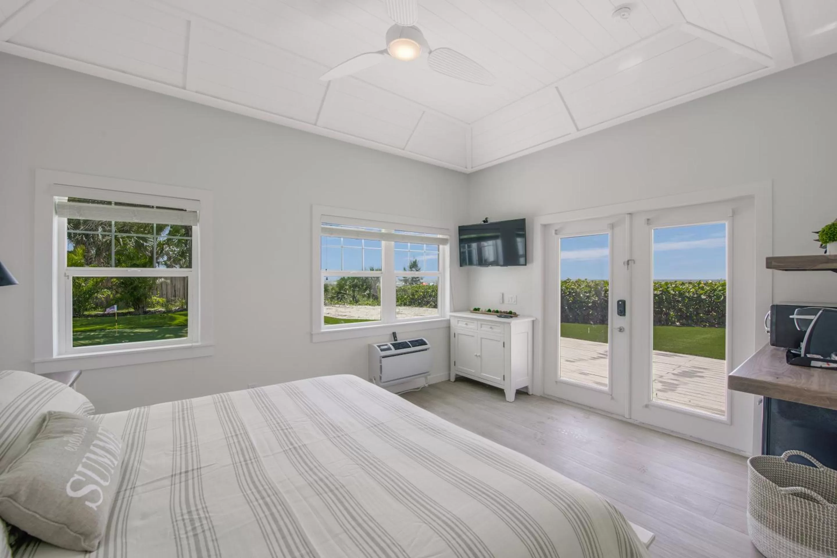 Beachfront Oceanview Deluxe King Studio in Casey Key Resorts - Beachfront