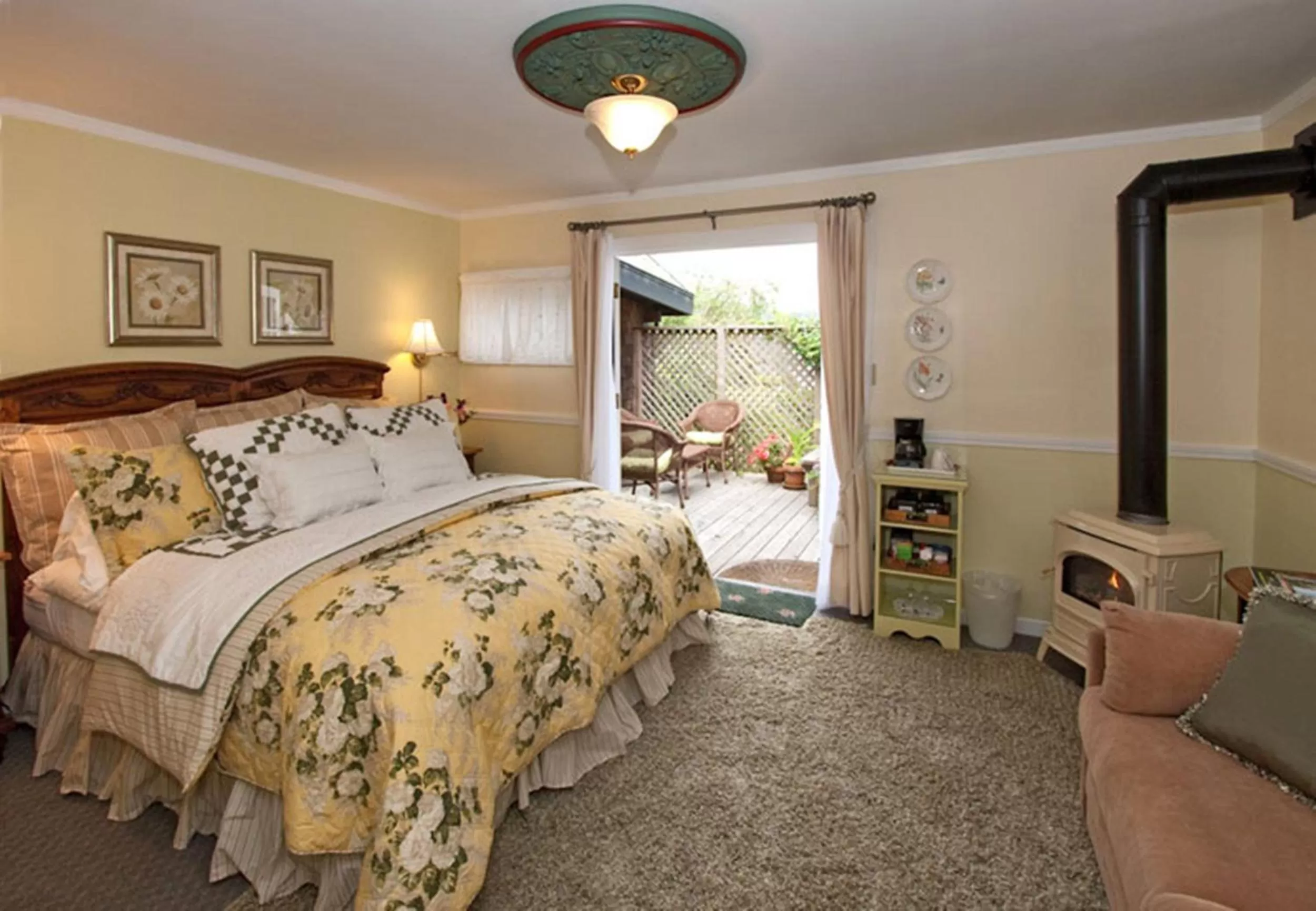 Headlands Hideaway - Deluxe King Room in Headlands Inn Bed and Breakfast