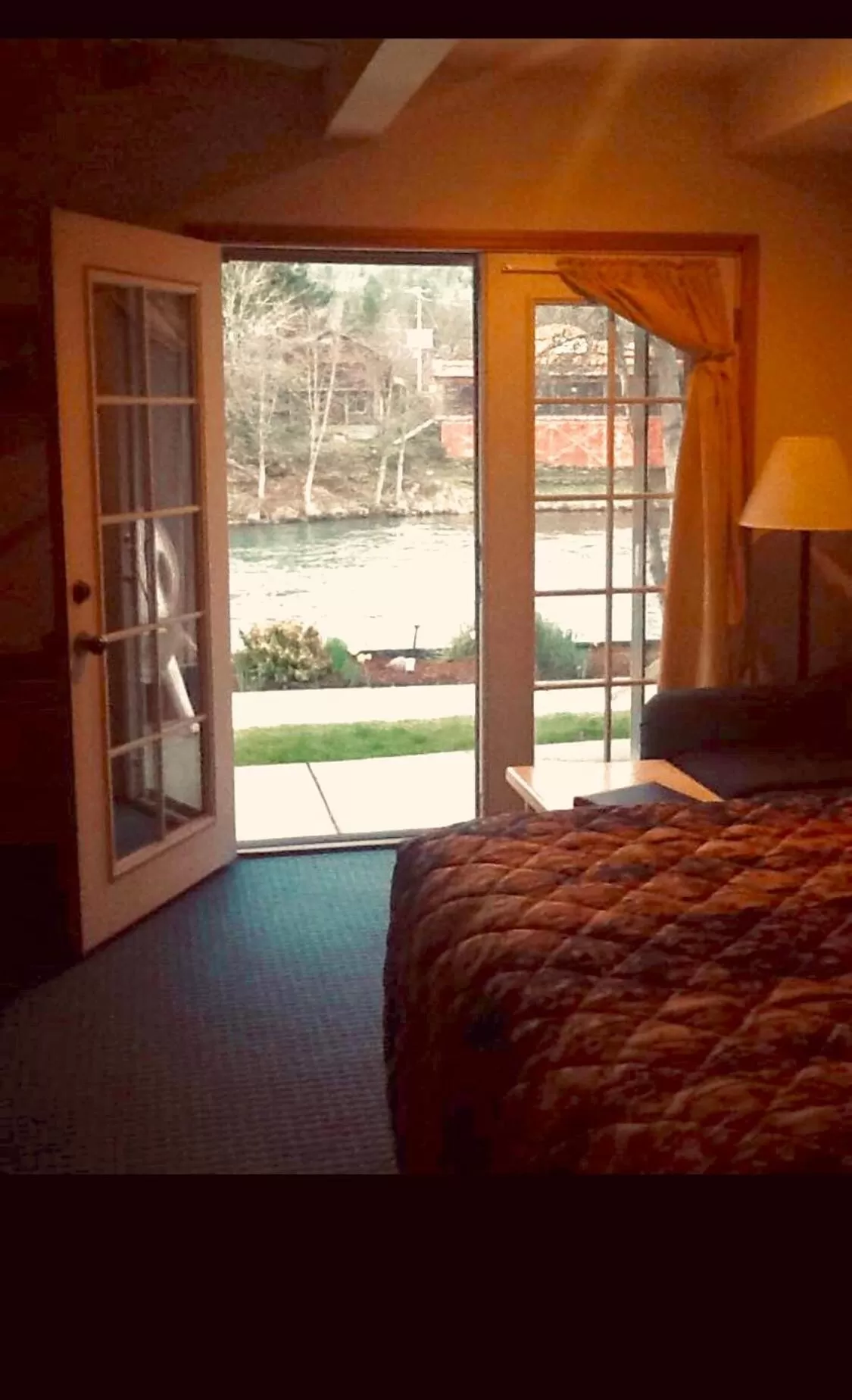 King Room with River View in Edgewater Inn Shady Cove
