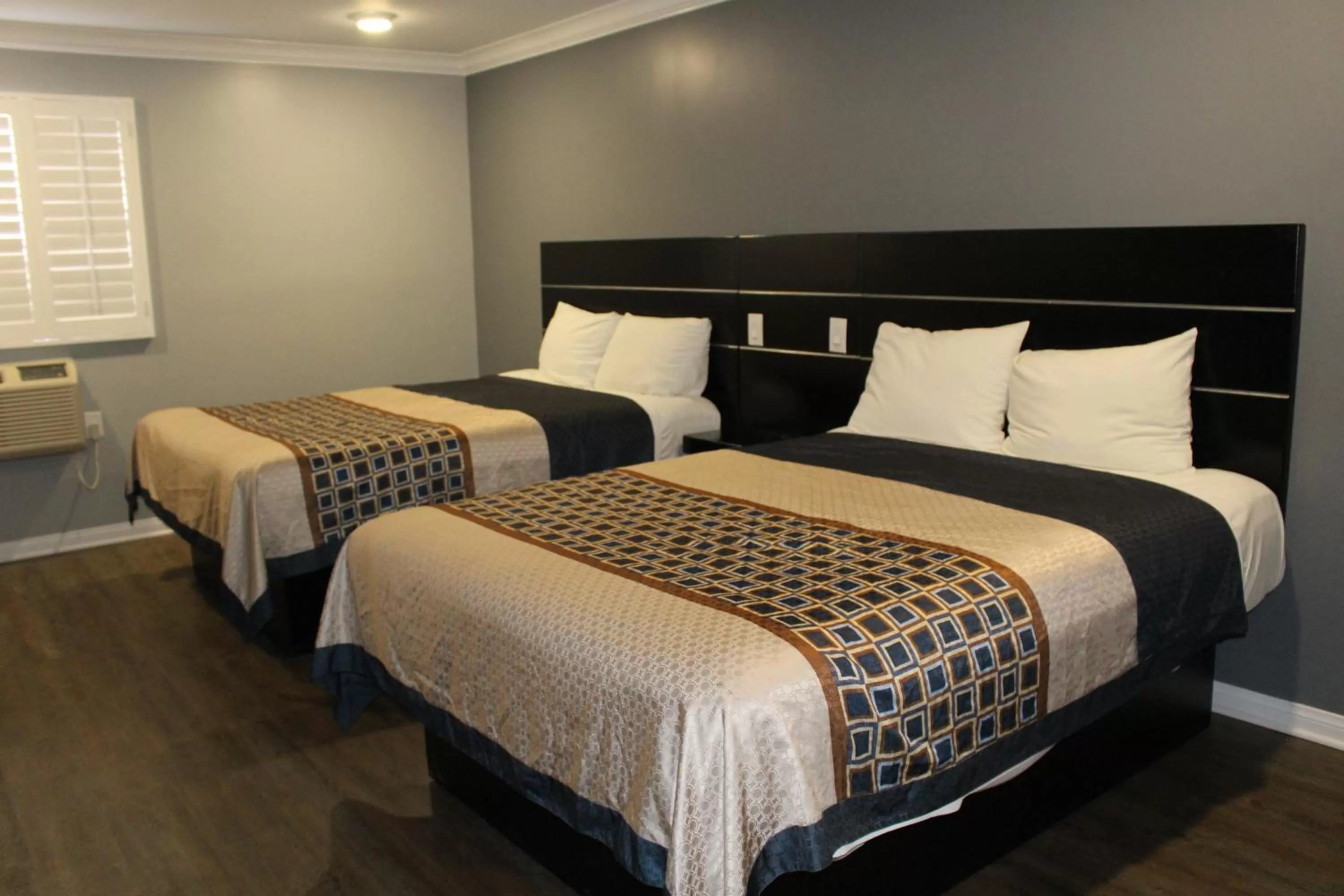 Deluxe Queen Room with Two Queen Beds in ERTH INN by AGA Los Angeles