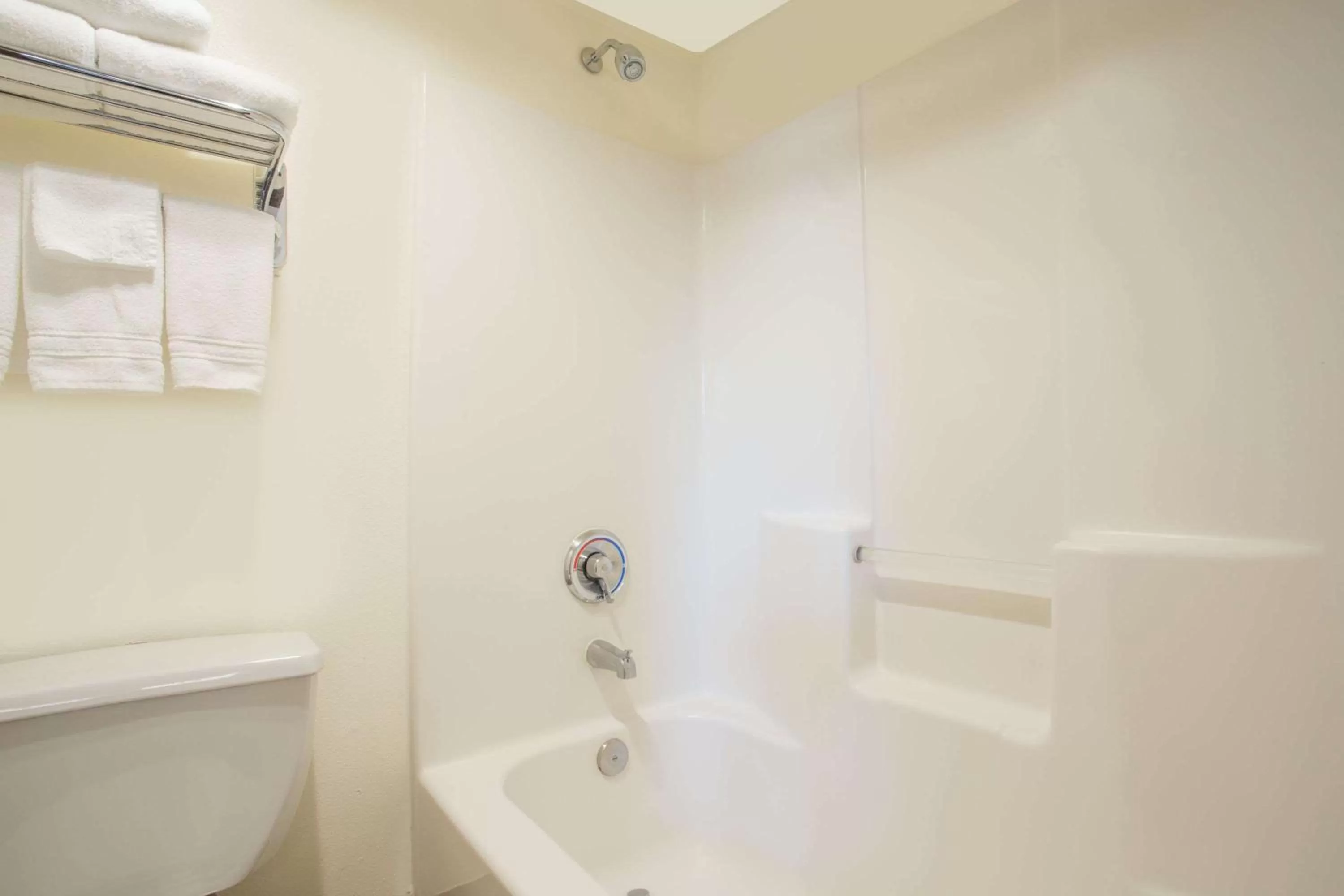 Queen Room with Two Queen Beds - Non-Smoking in Days Inn by Wyndham Seattle Aurora