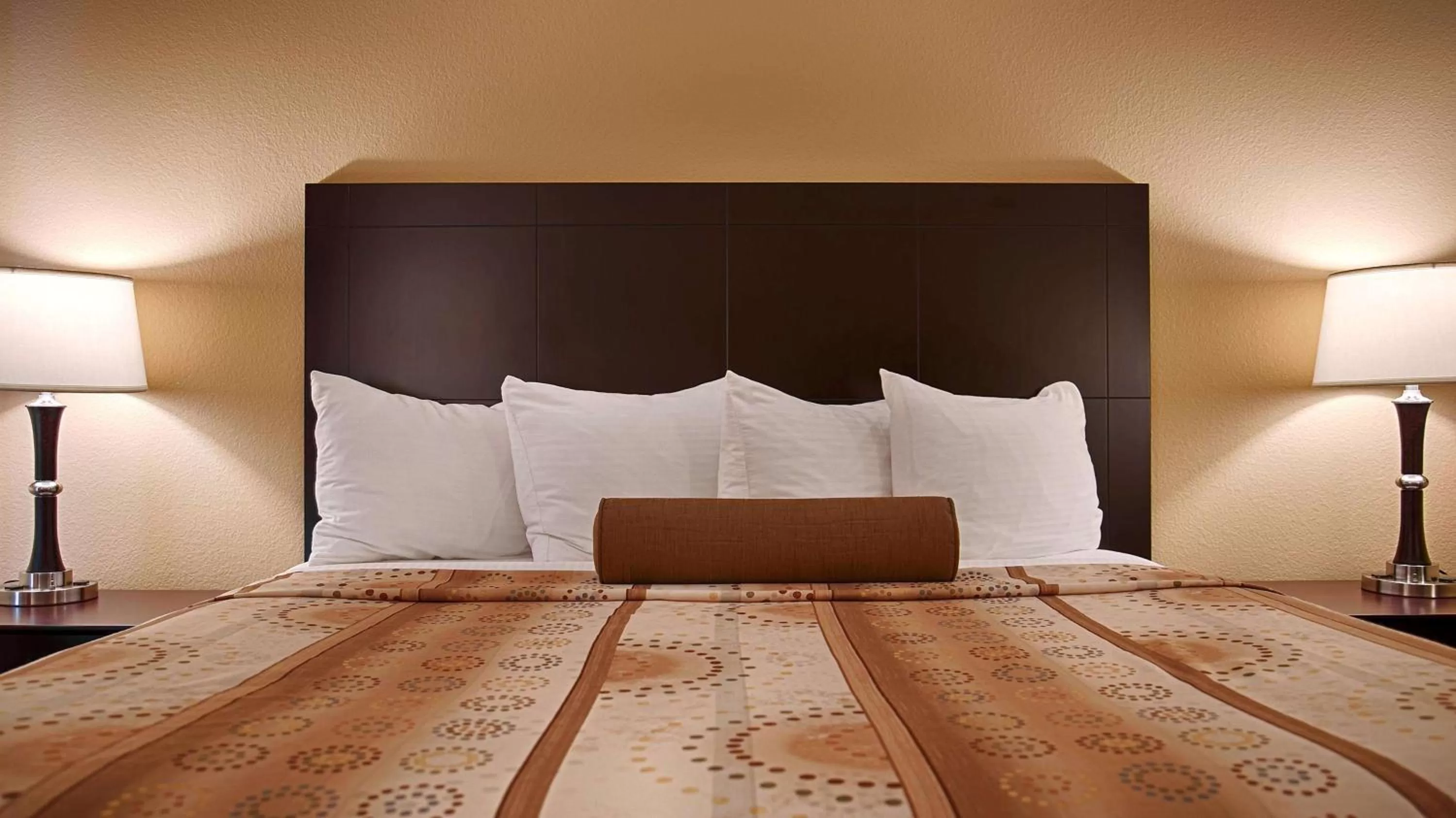 King Room with Roll-In Shower and Jetted Tub - Mobility Accessible/Communication Assistance/Non-Smoking in Best Western Plus Royal Mountain Inn & Suites