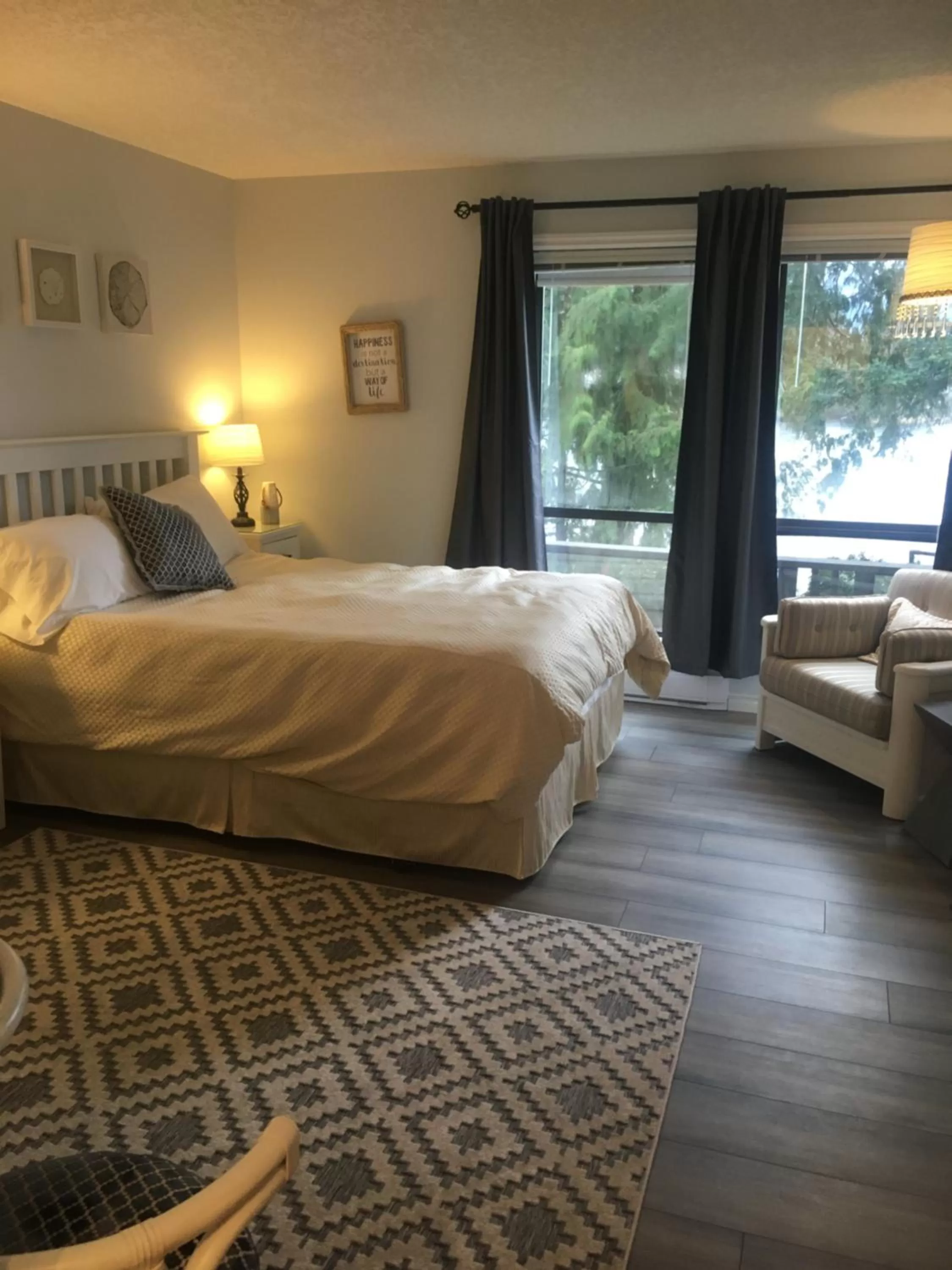 Queen Suite in Long Lake Waterfront Bed and Breakfast