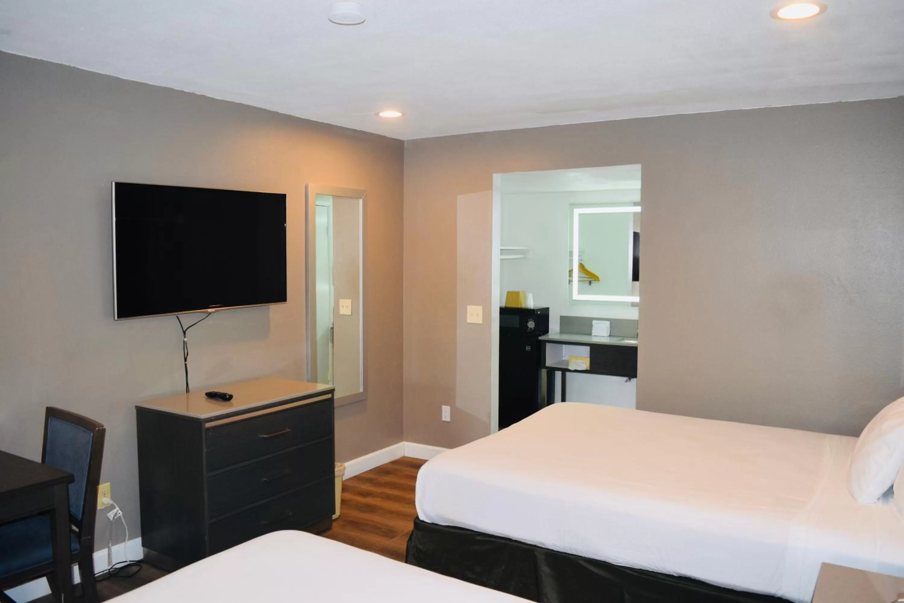 Queen Room with Two Queen Beds - Non-Smoking in Hotel Milagro