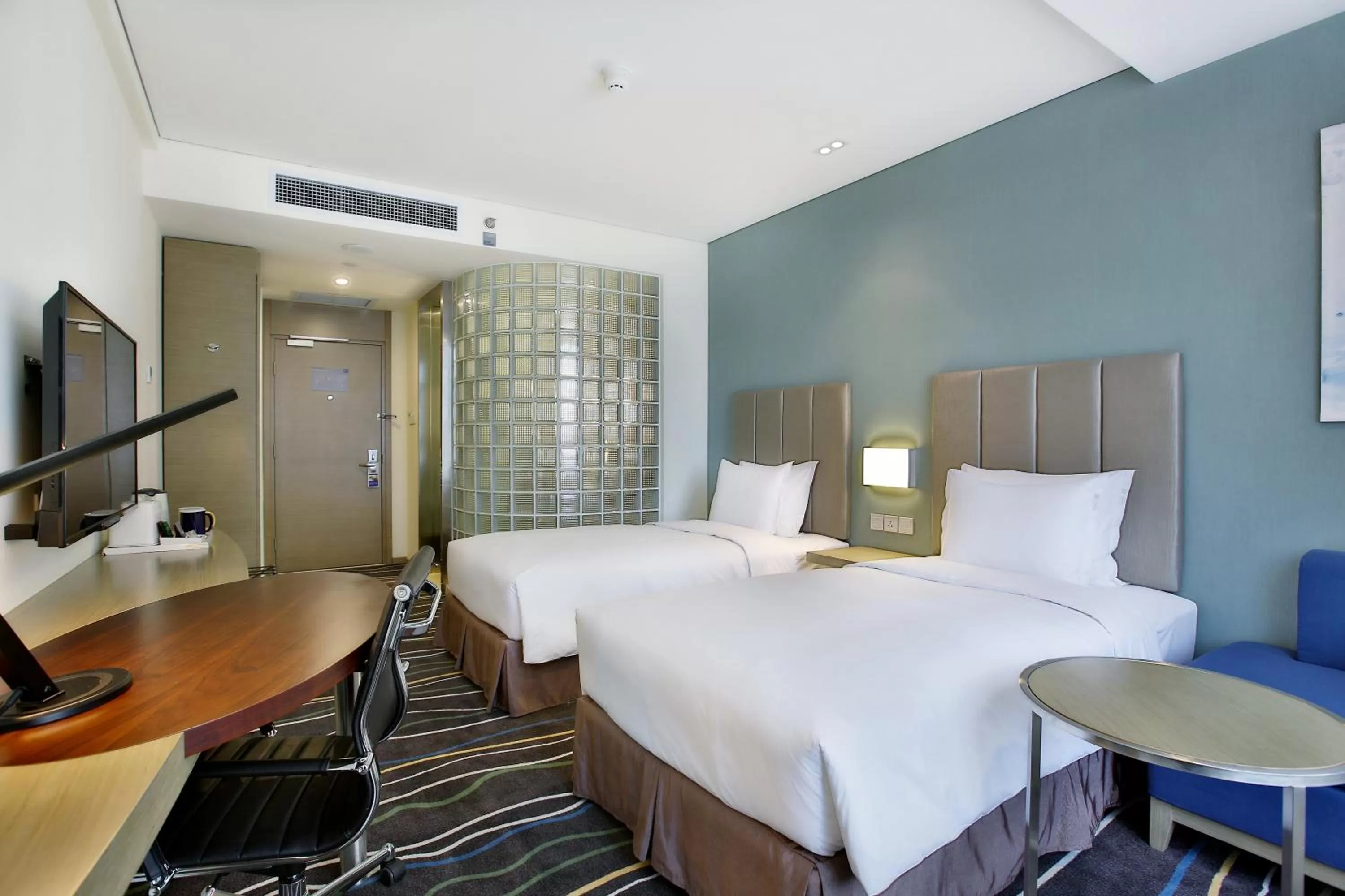 Standard Twin Room in Holiday Inn Express Langfang Park View by IHG