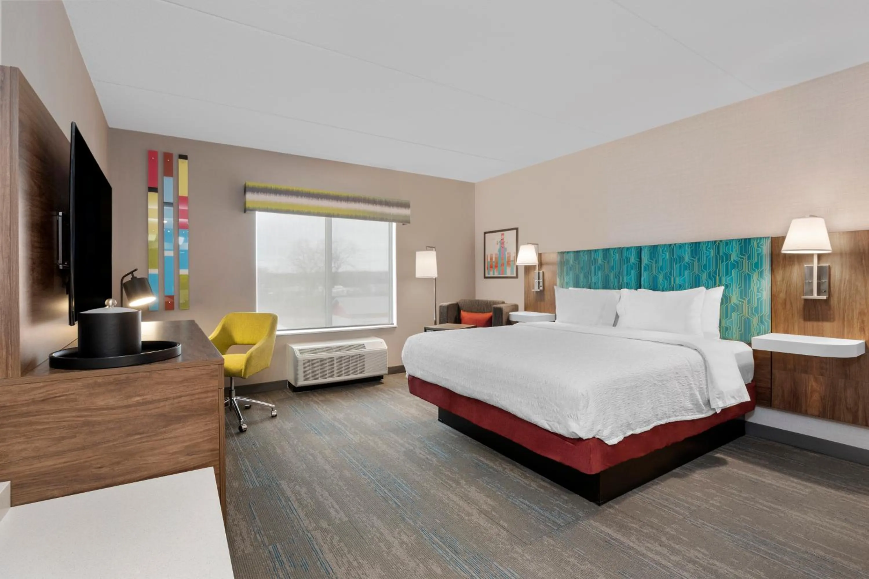 King Room with Bath Tub - Mobility Accessible in Hampton Inn By Hilton Cornwall