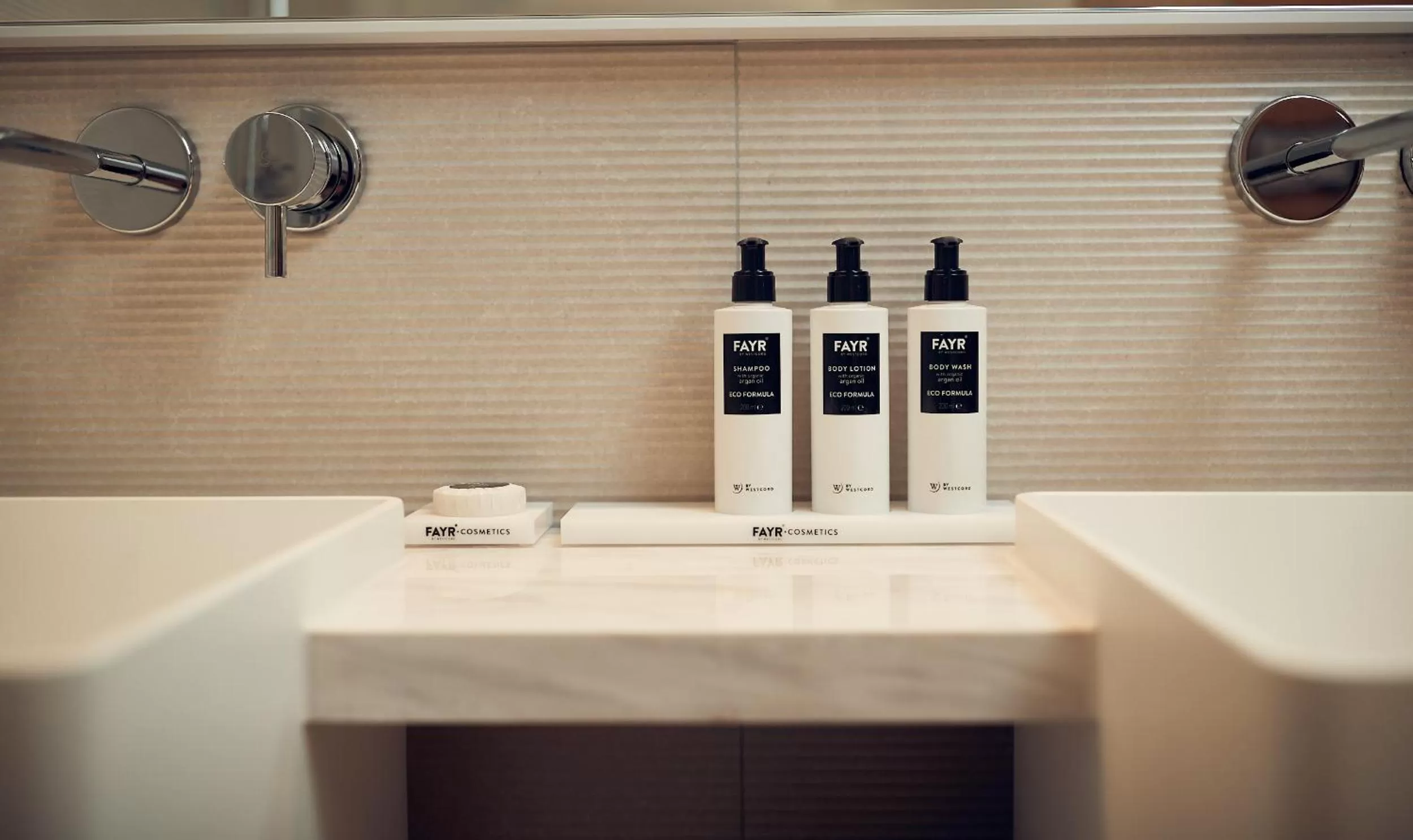 Extra Large Superior Room with Bath, Shower & Balcony in Hotel Jakarta Amsterdam