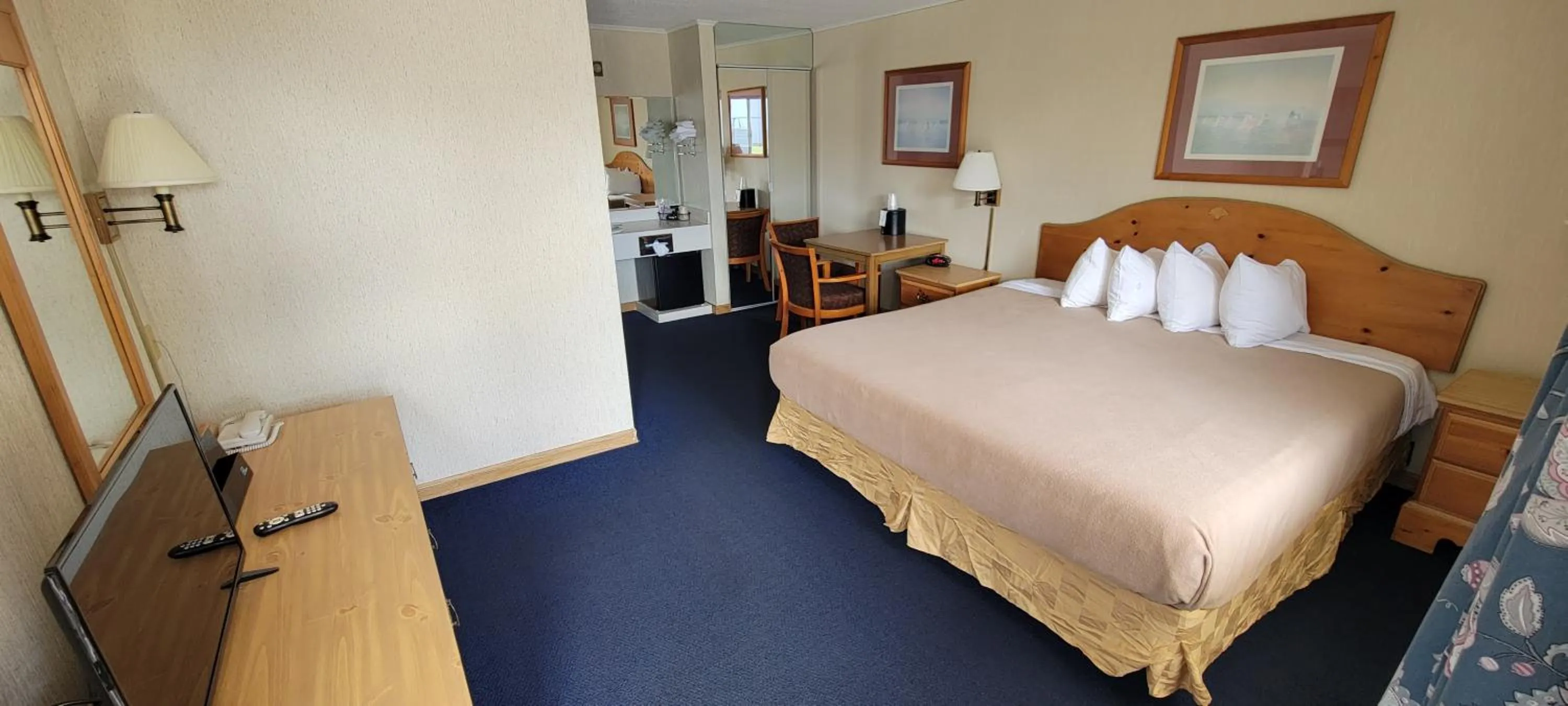 King Room in Thunderbird Inn of Mackinaw City