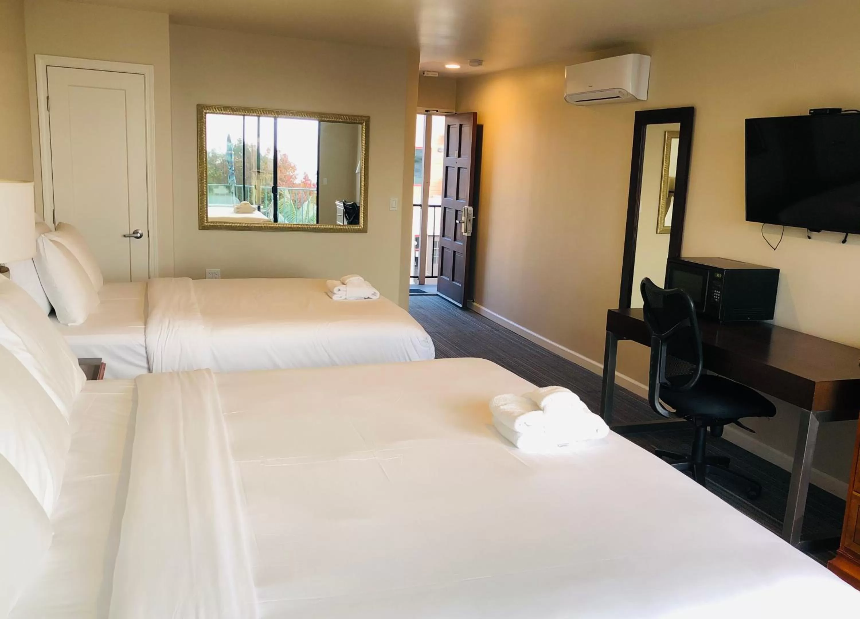 Deluxe Double Room with Balcony and Sea View in Moonlight Beach Motel