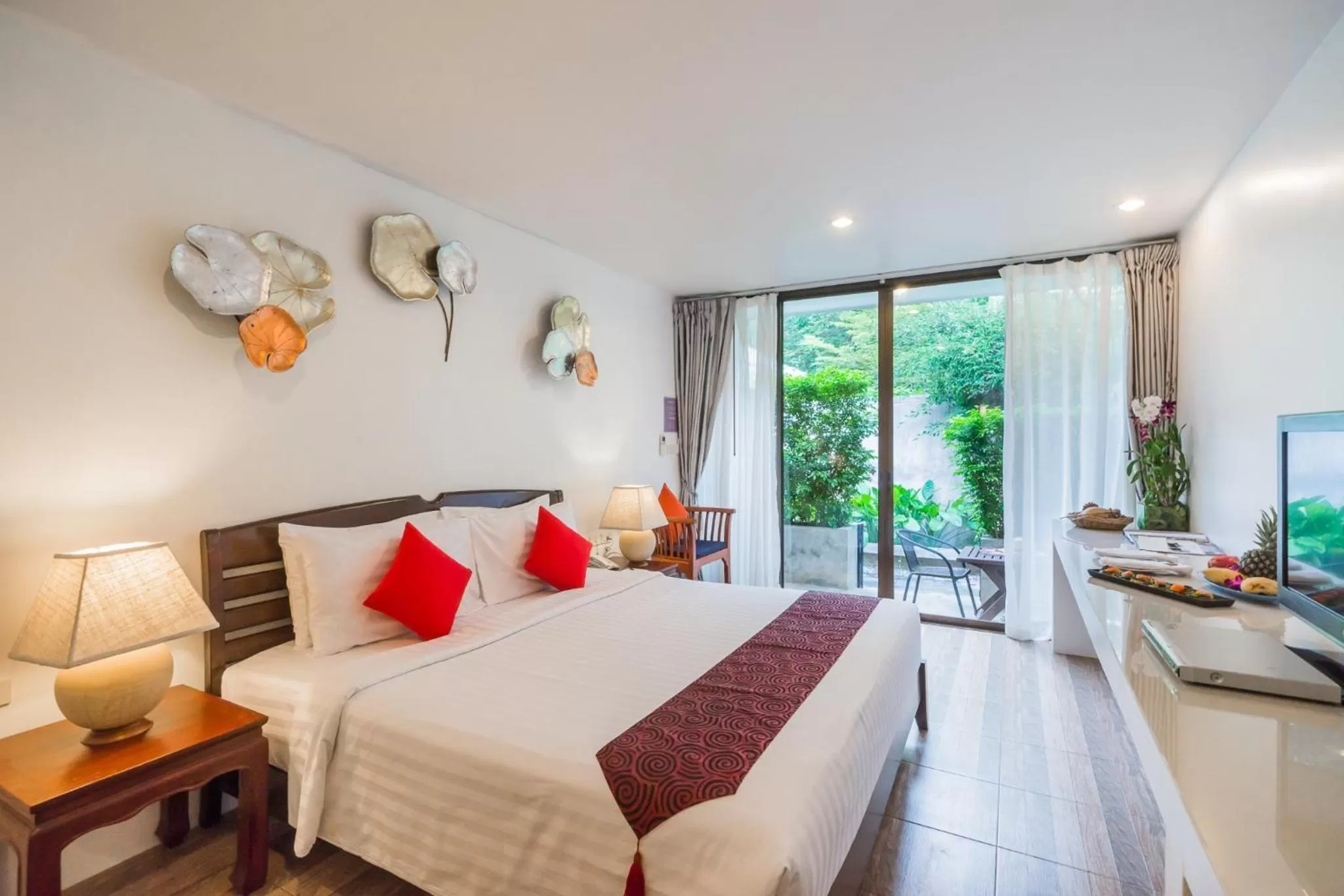 Tamarind Studio King Bed in Laksasubha Hua Hin
