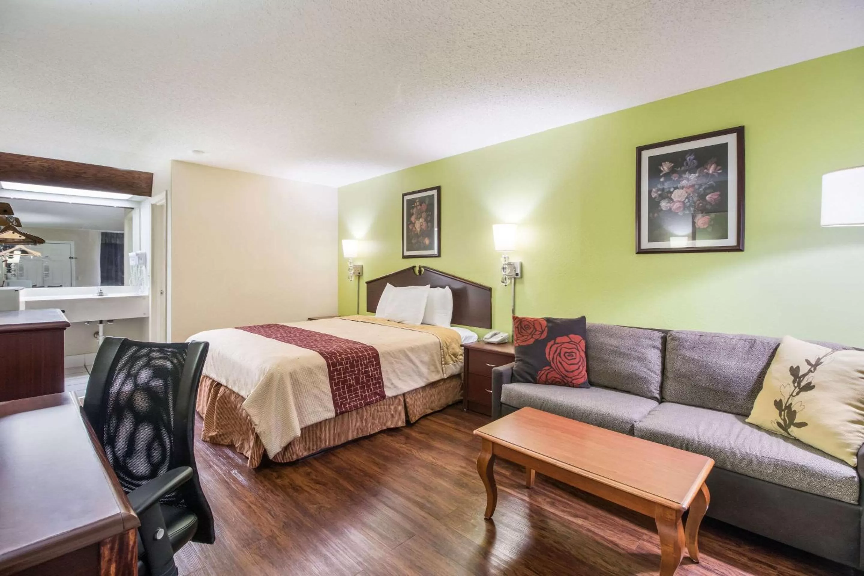 King Room - Smoking  in Rodeway Inn Bolivar