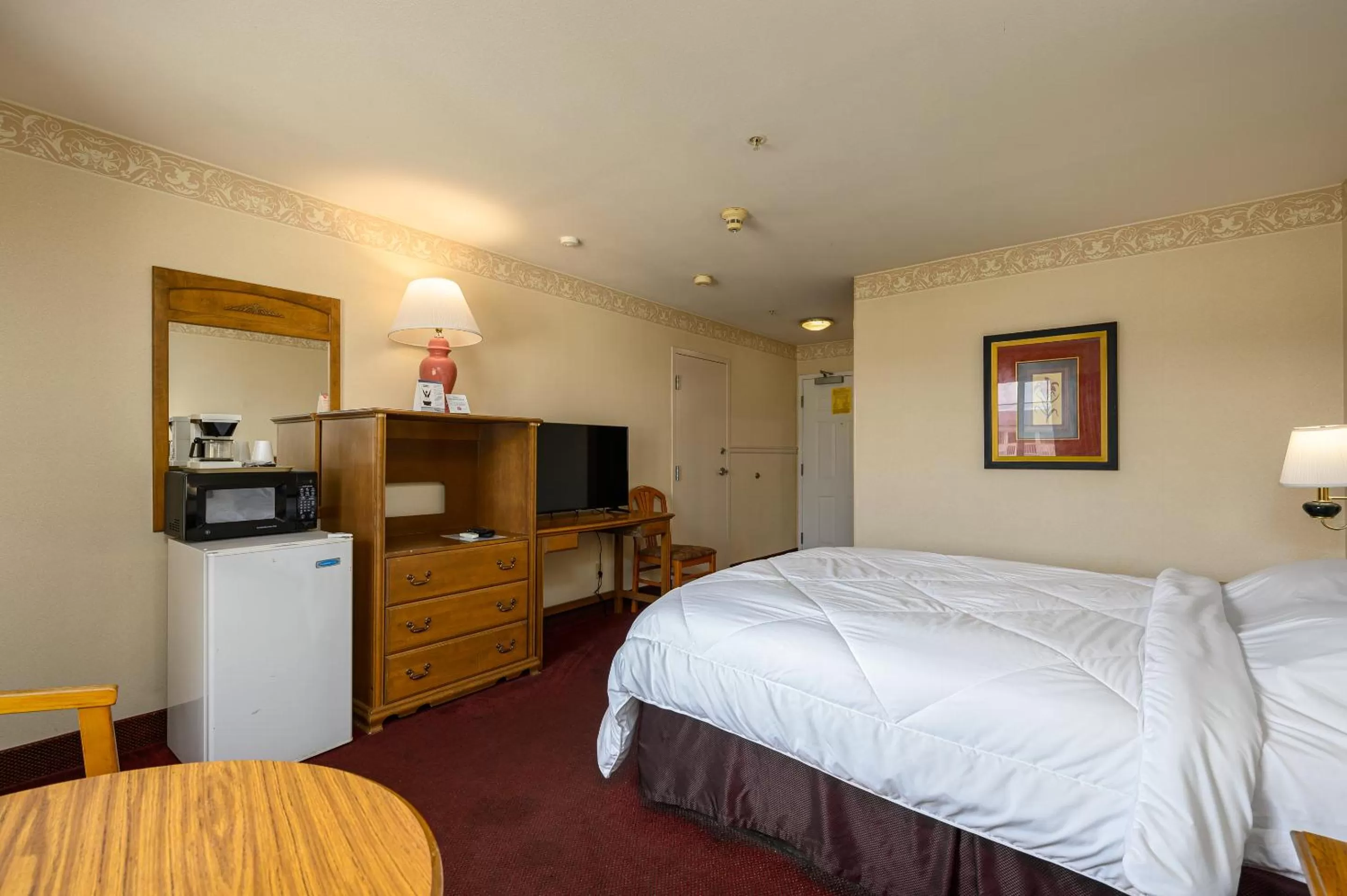 Queen Room in Three Rivers Inn Sedro Woolley