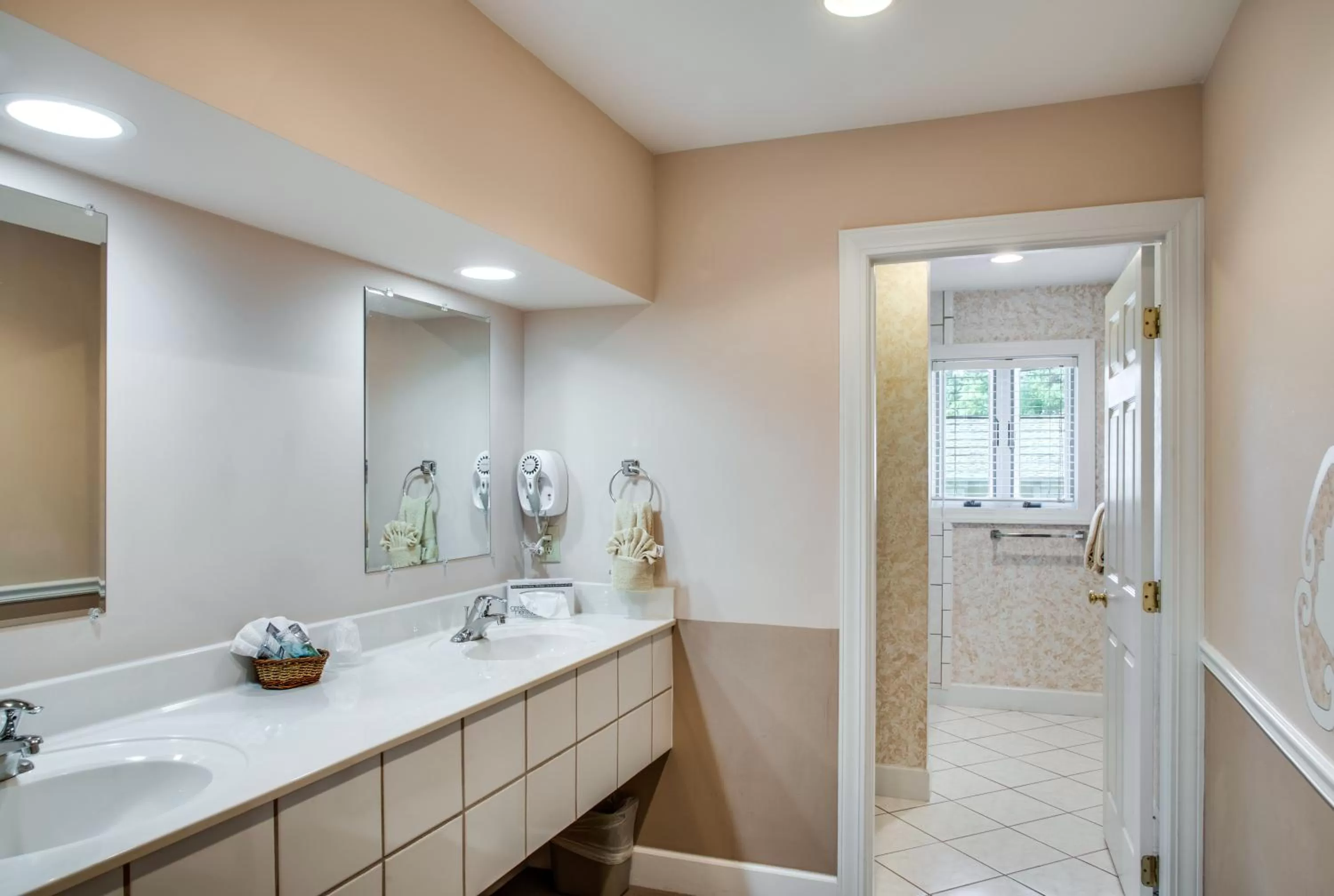 King Suite in Boxwood Lodge Blowing Rock near Boone-University