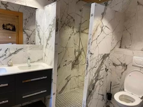 Deluxe Double or Twin Room in Bed and Breakfast Chalet Manava