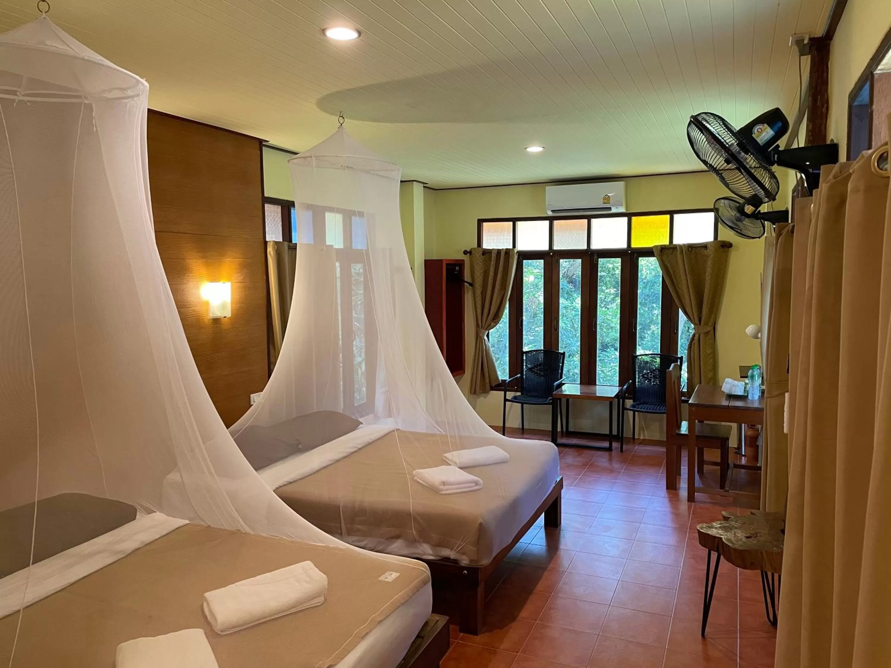 Deluxe Queen Room with Two Queen Beds in Art's Riverview Lodge