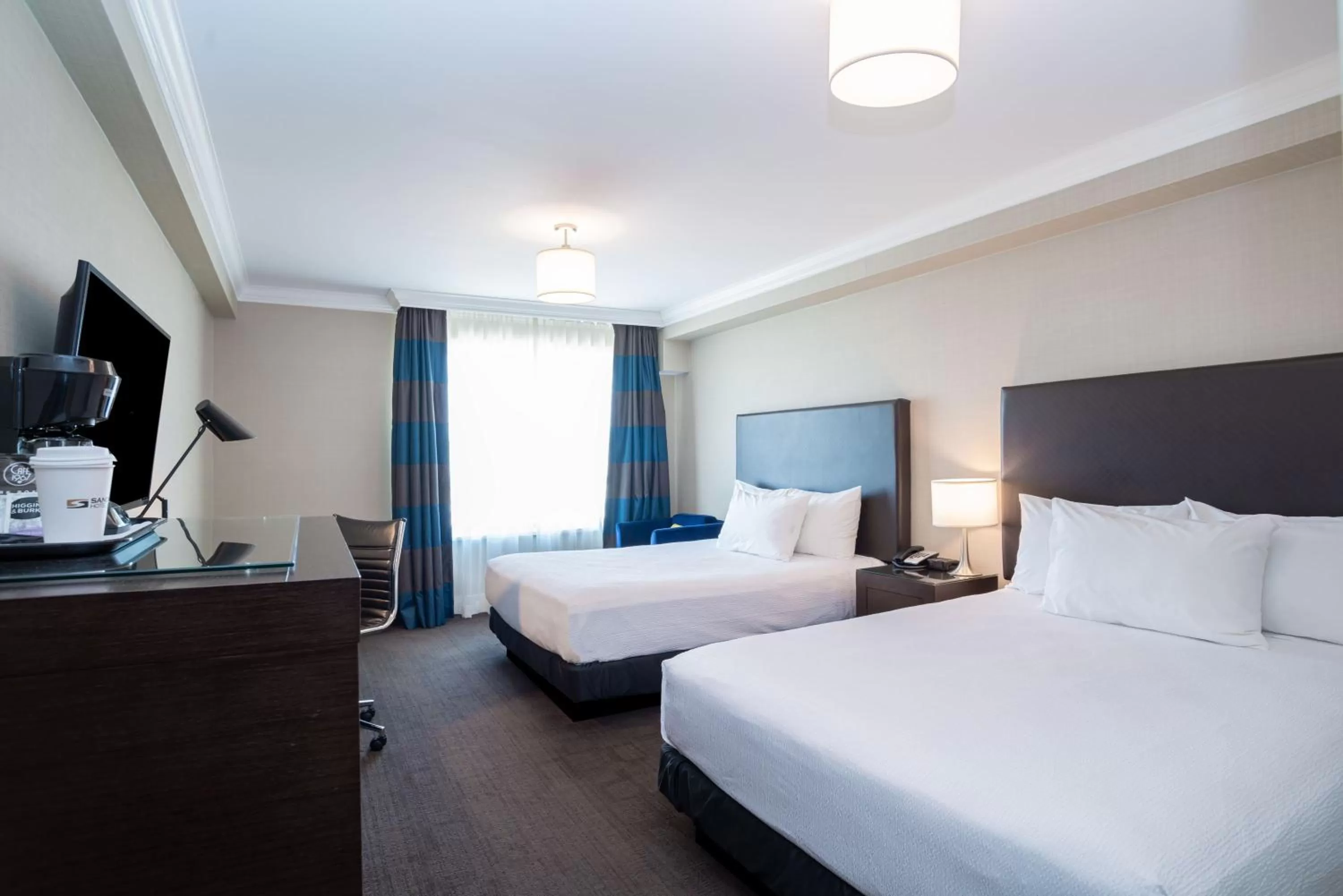 Photo of the whole room, Bed in Sandman Hotel Oakville