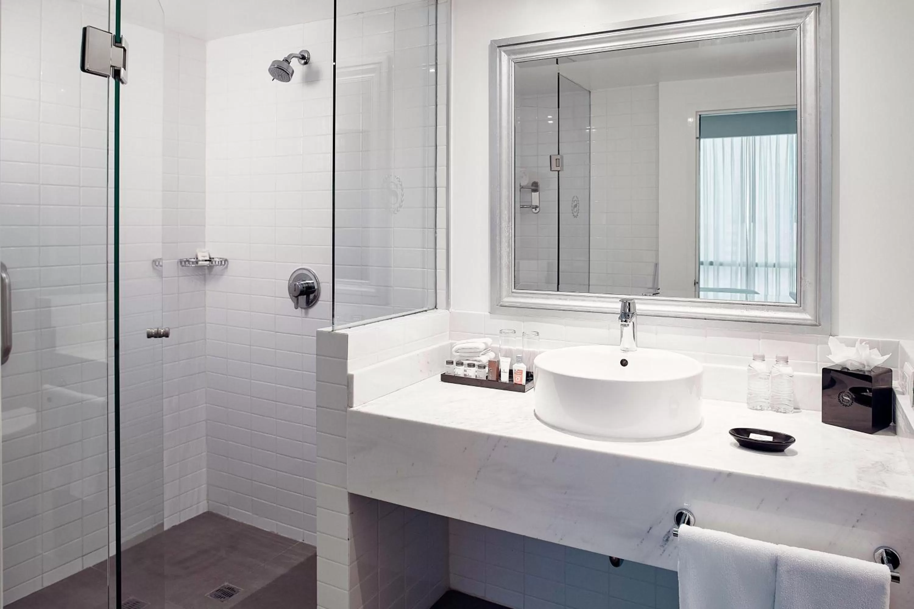 Deluxe Room 1 King Bed, Guest room, 1 King, City view in Wyndham Monterrey Ambassador Centro