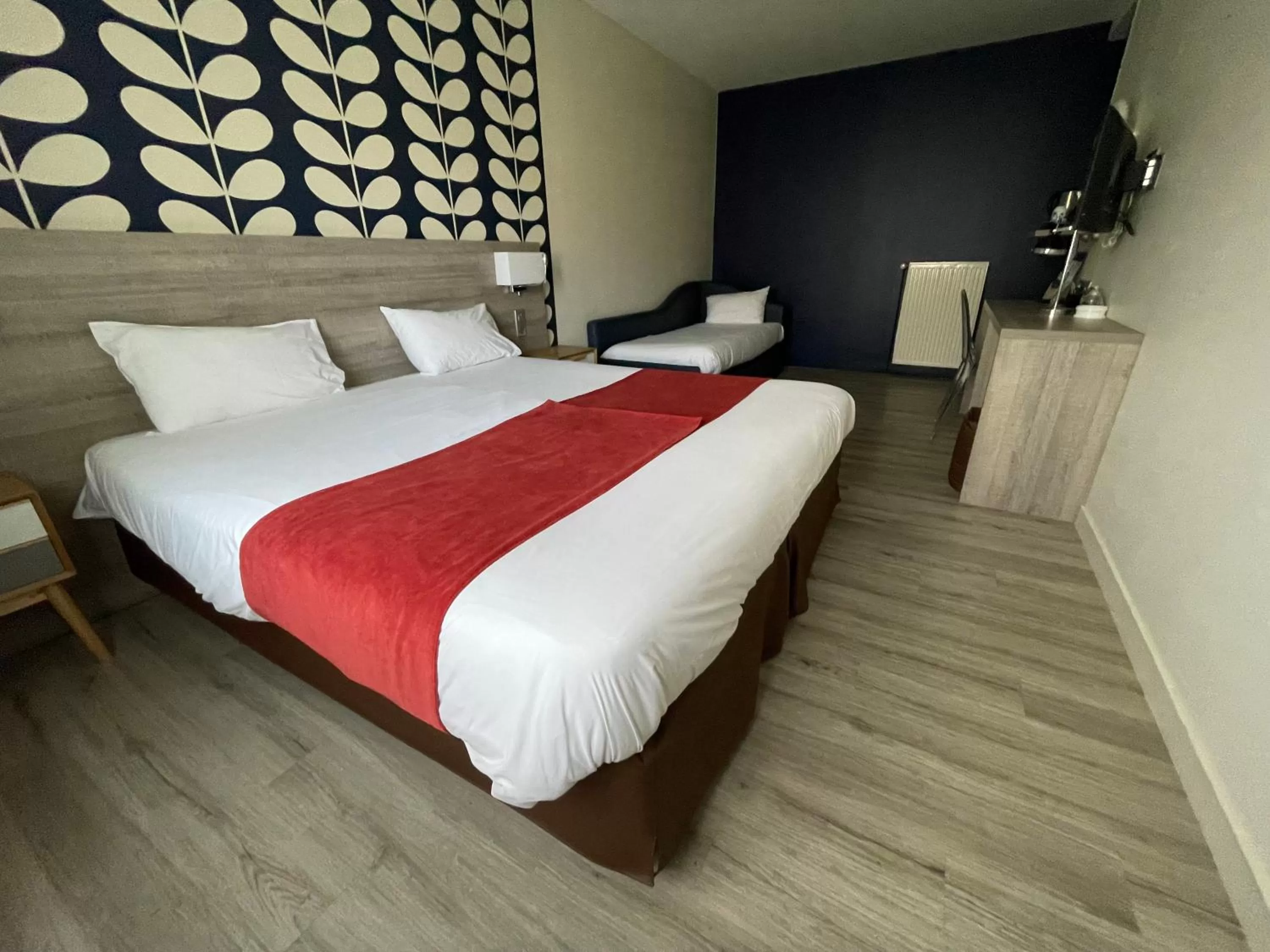 Family Room in The Originals City, Hôtel La Saulaie, Saumur Ouest (Inter-Hotel)