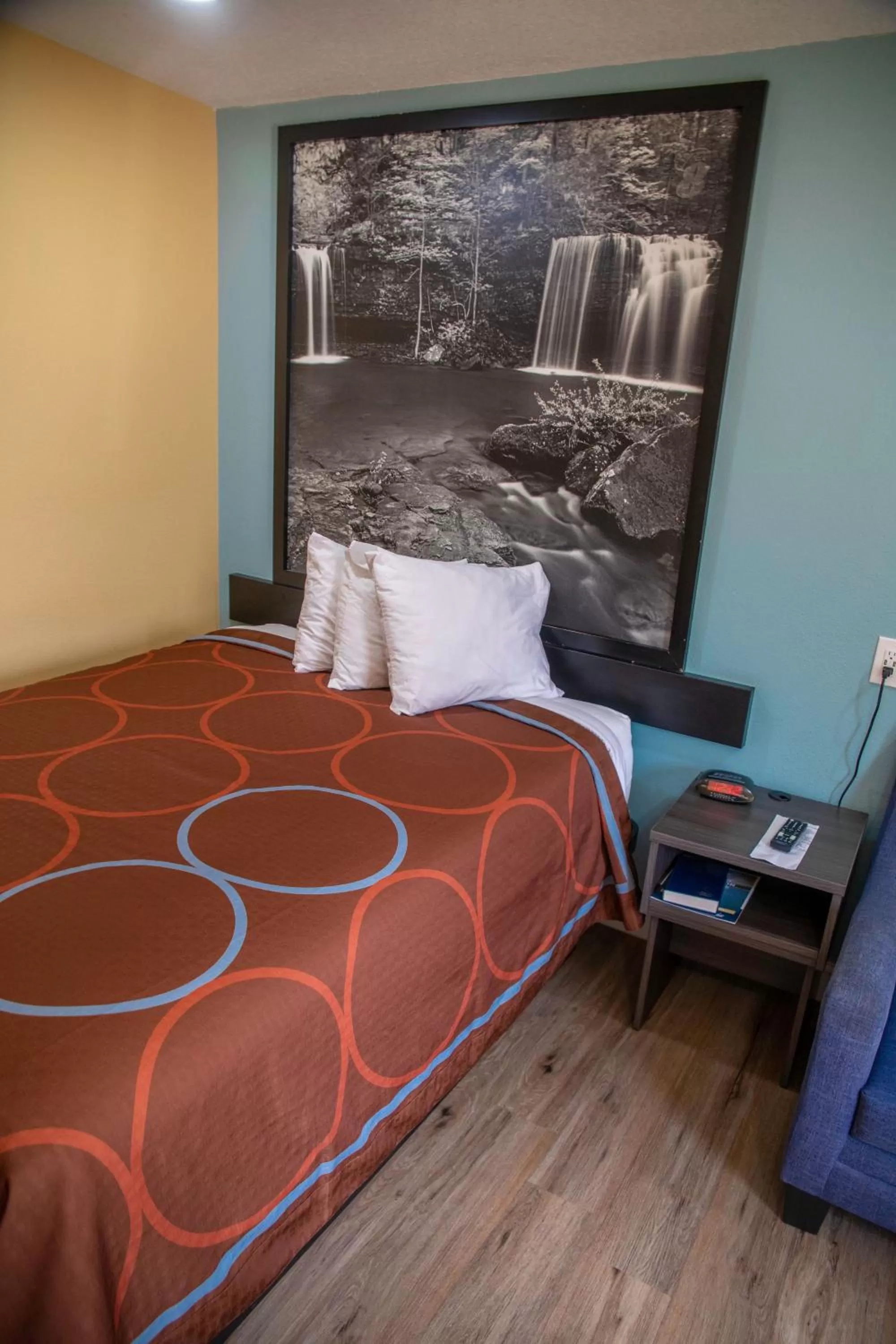 Queen Room - Non-Smoking in Super 8 by Wyndham Mountain Home