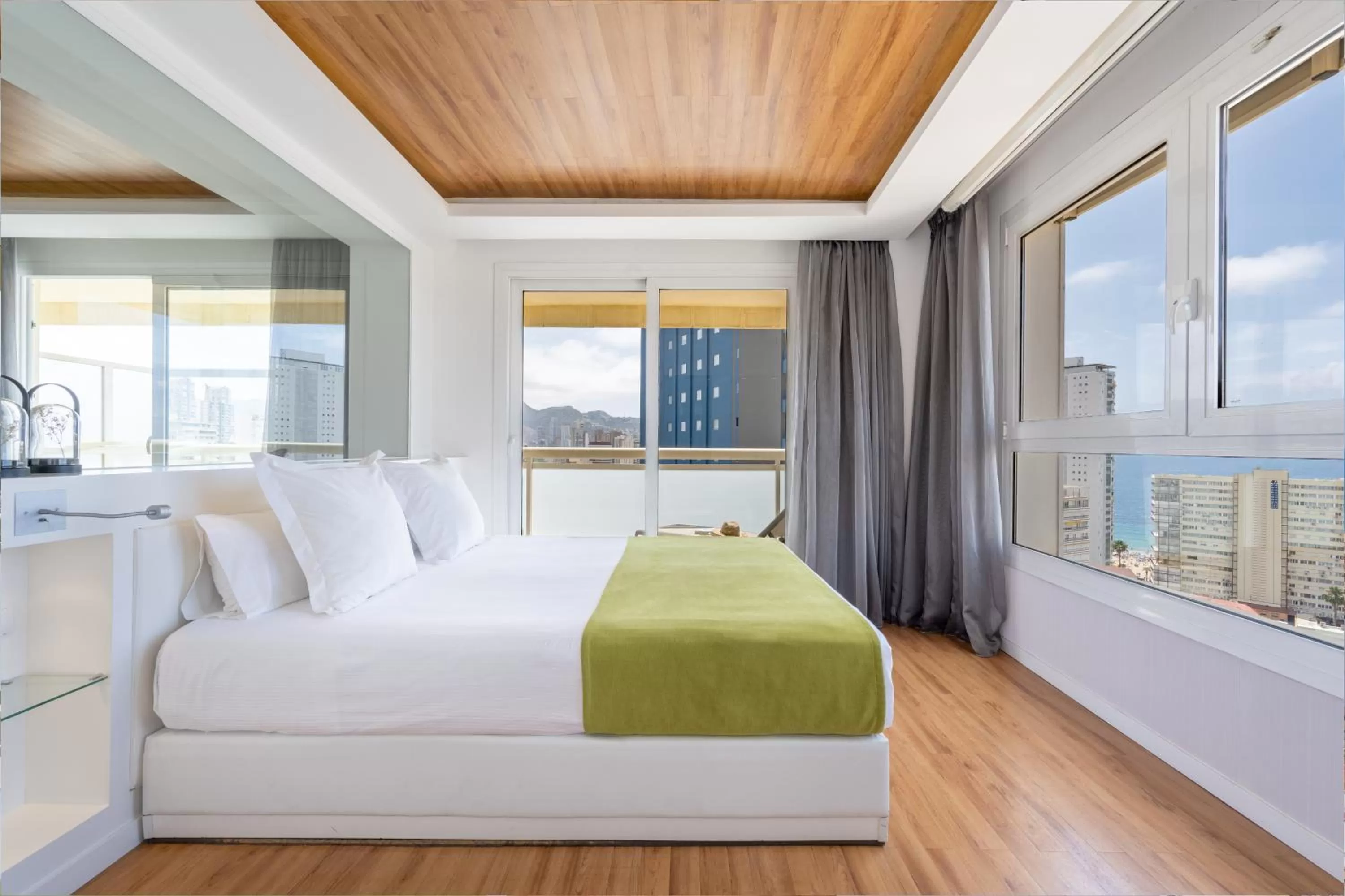 Junior Suite with Sea View in Climia Benidorm Plaza