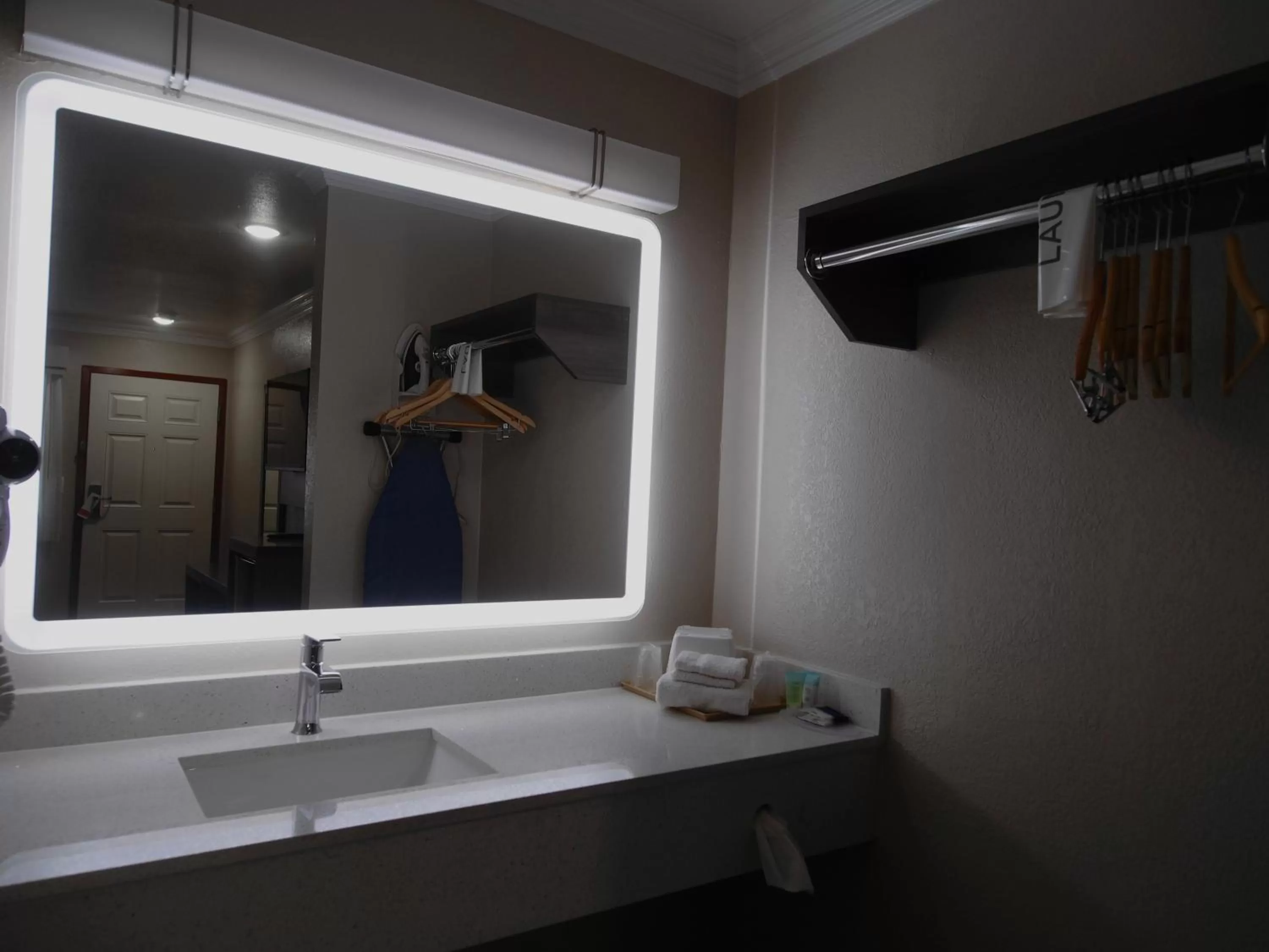 Queen Room with Two Queen Beds in Americas Best Value Inn-Rialto