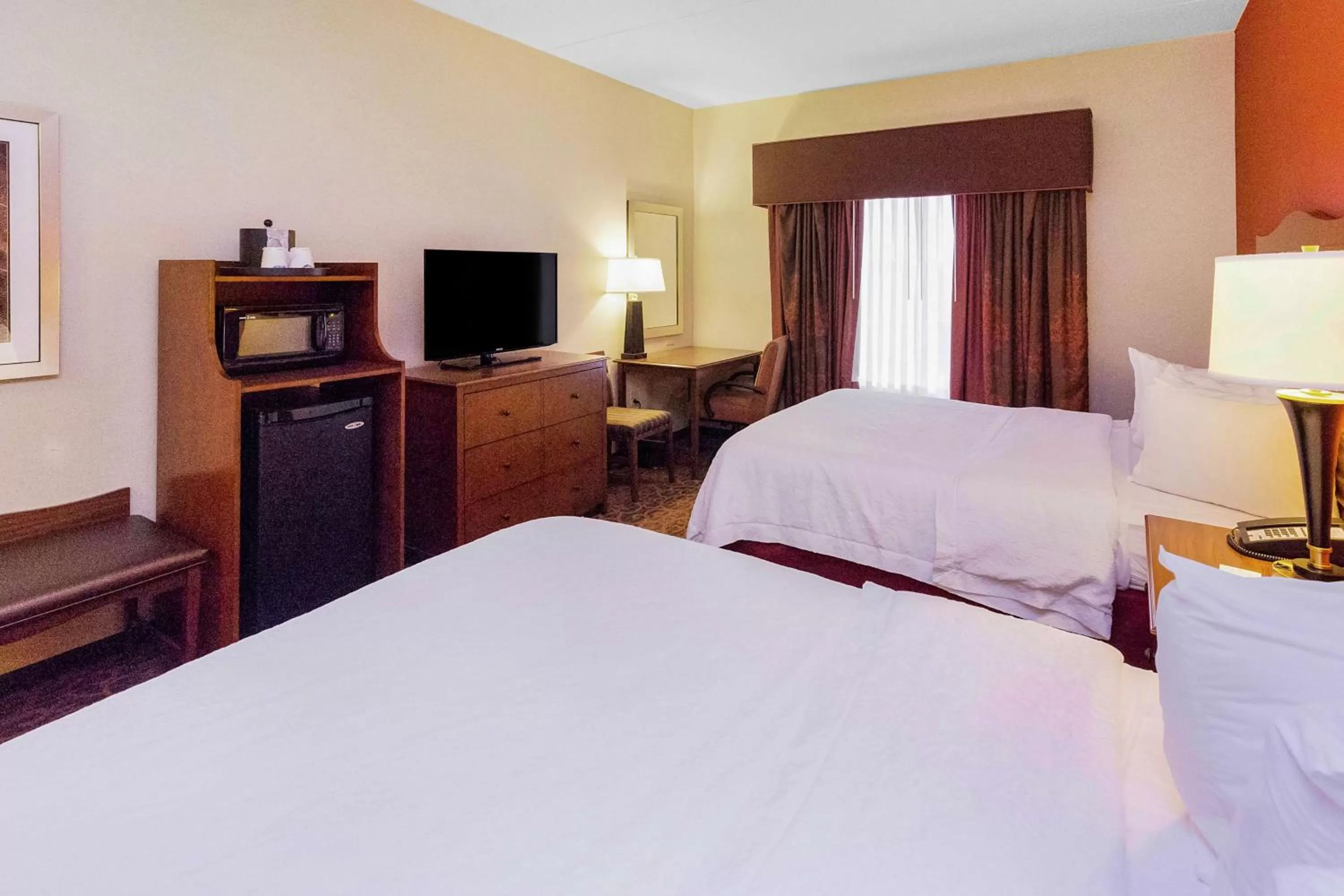 Queen Room with Two Queen Beds - Hearing Access/Non-Smoking in Hampton Inn Waynesburg