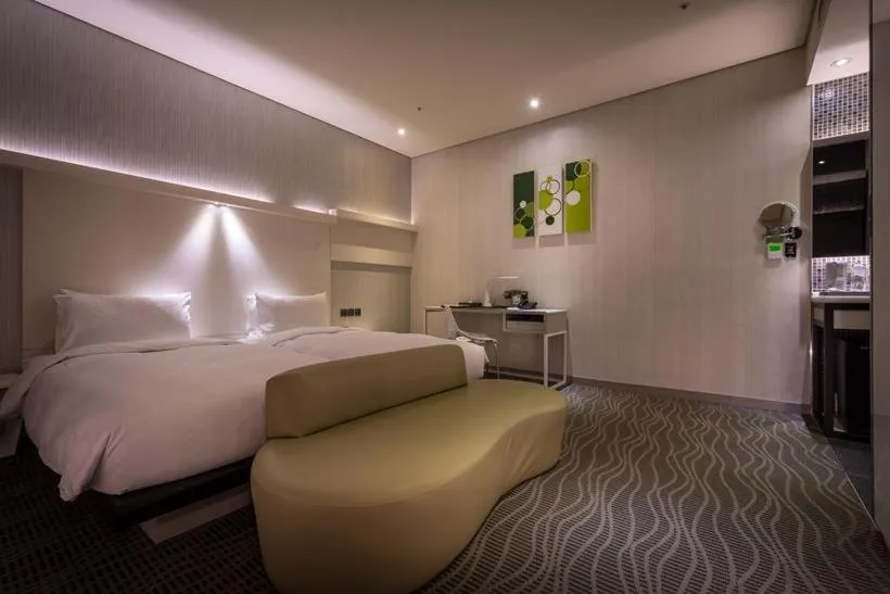 Vogue Twin Room without Window in Taipei 101 SPARKLE Hotel