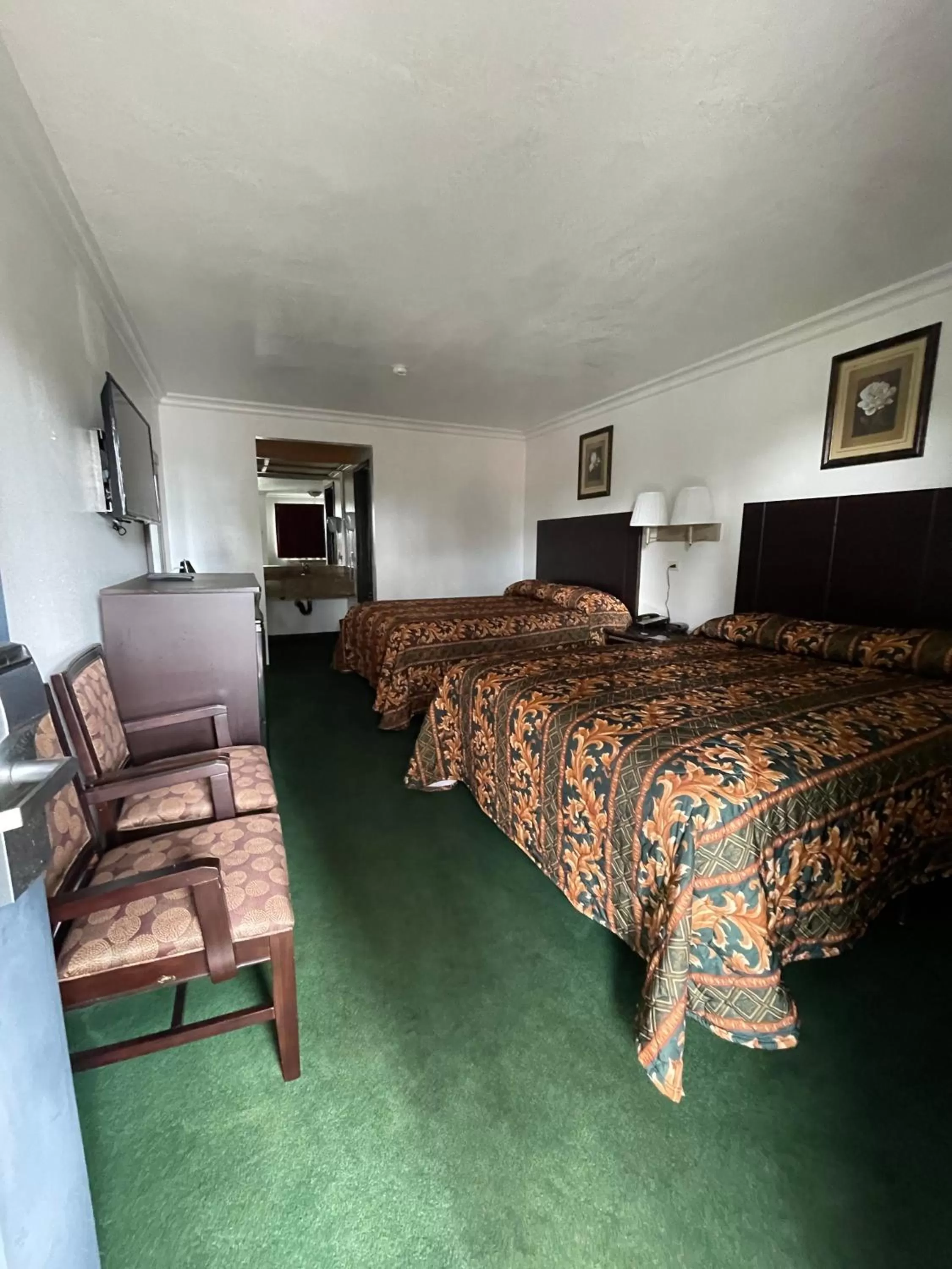 Large Double Room in Chino Motel