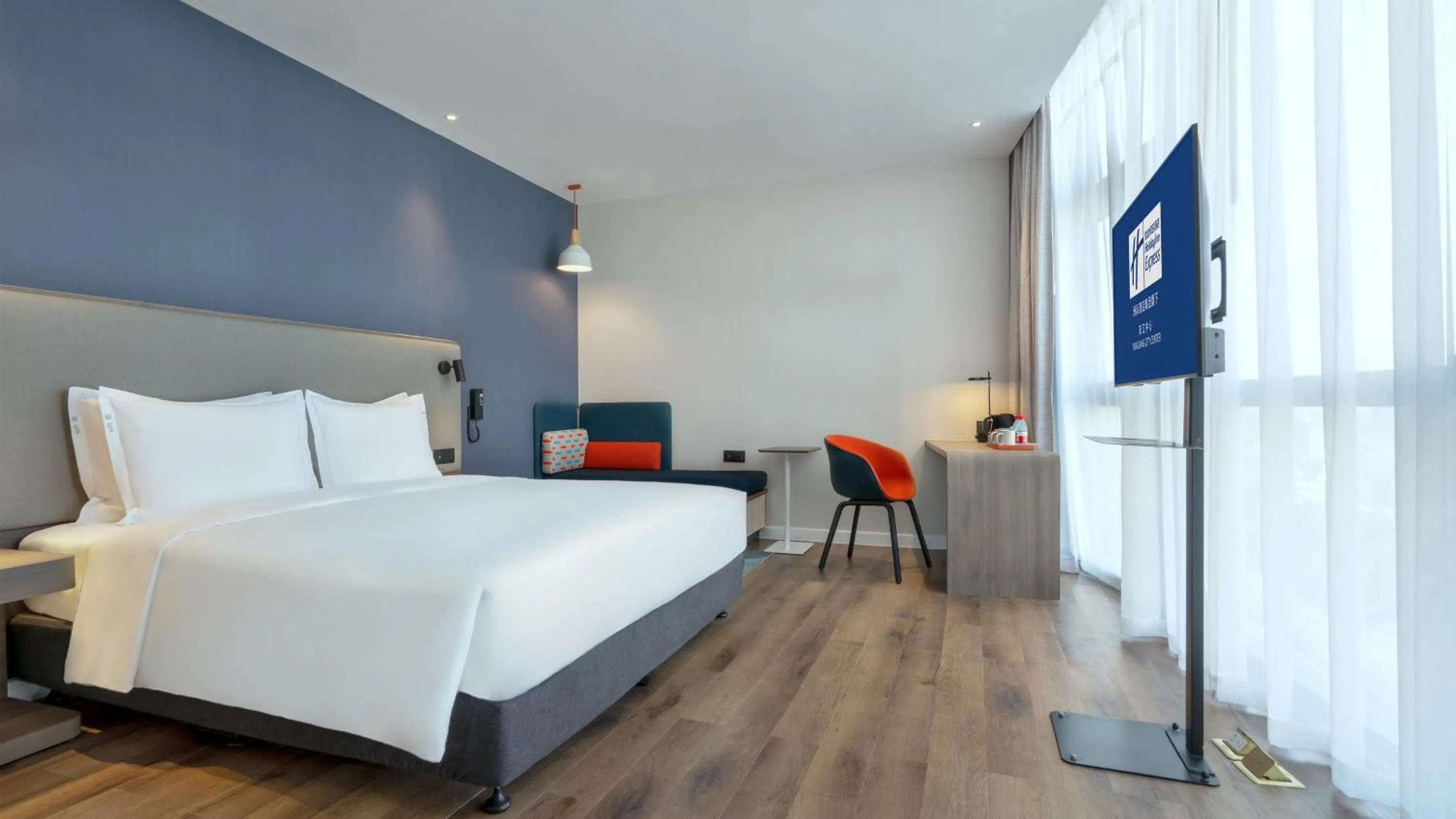 Standard King Room with Extra Floor Space in Holiday Inn Express Yangjiang City Center by IHG