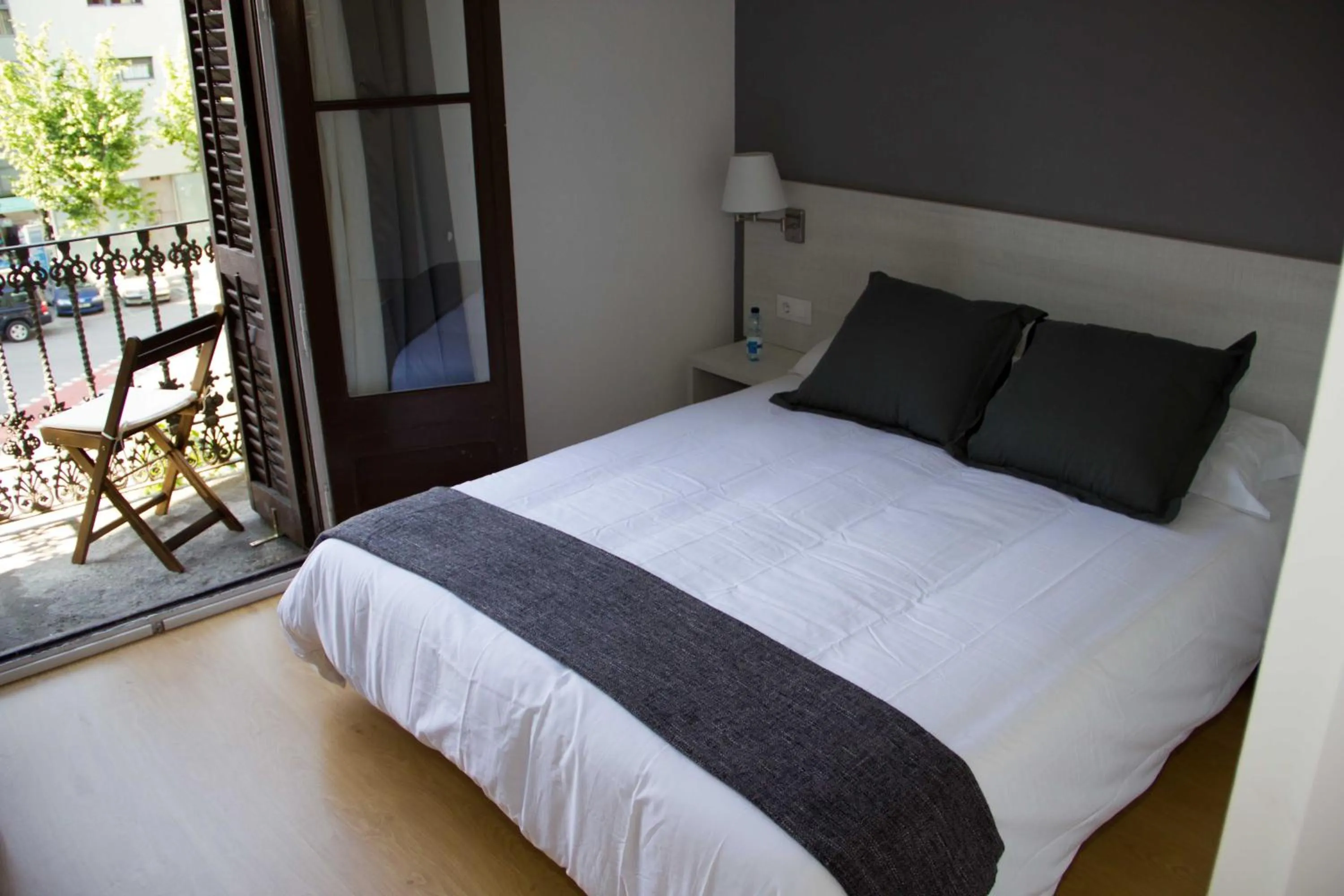 Double Room with Balcony in Hostalin Barcelona Diputacion