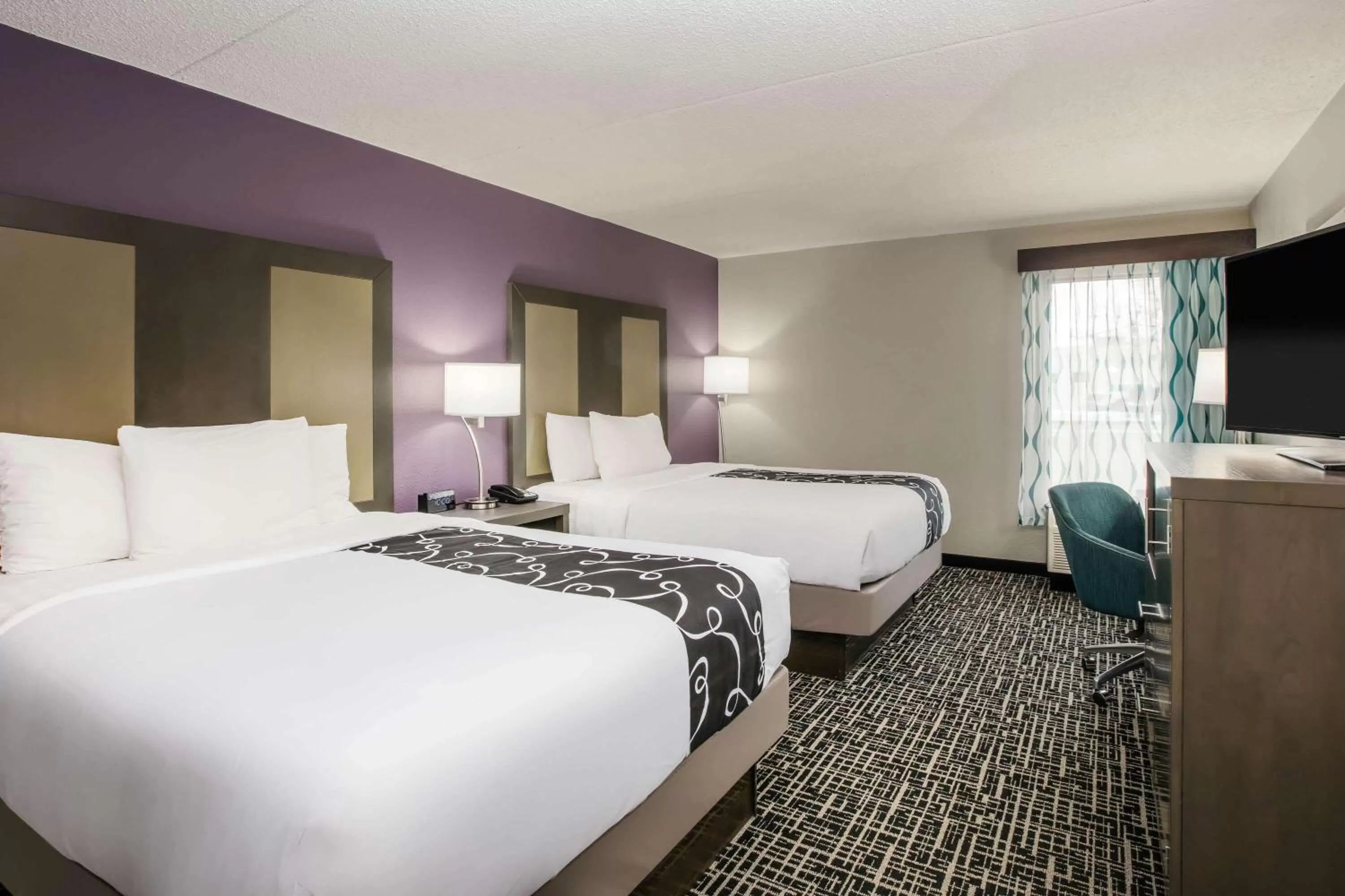 Deluxe Queen Suite in La Quinta Inn by Wyndham Davenport & Conference Center