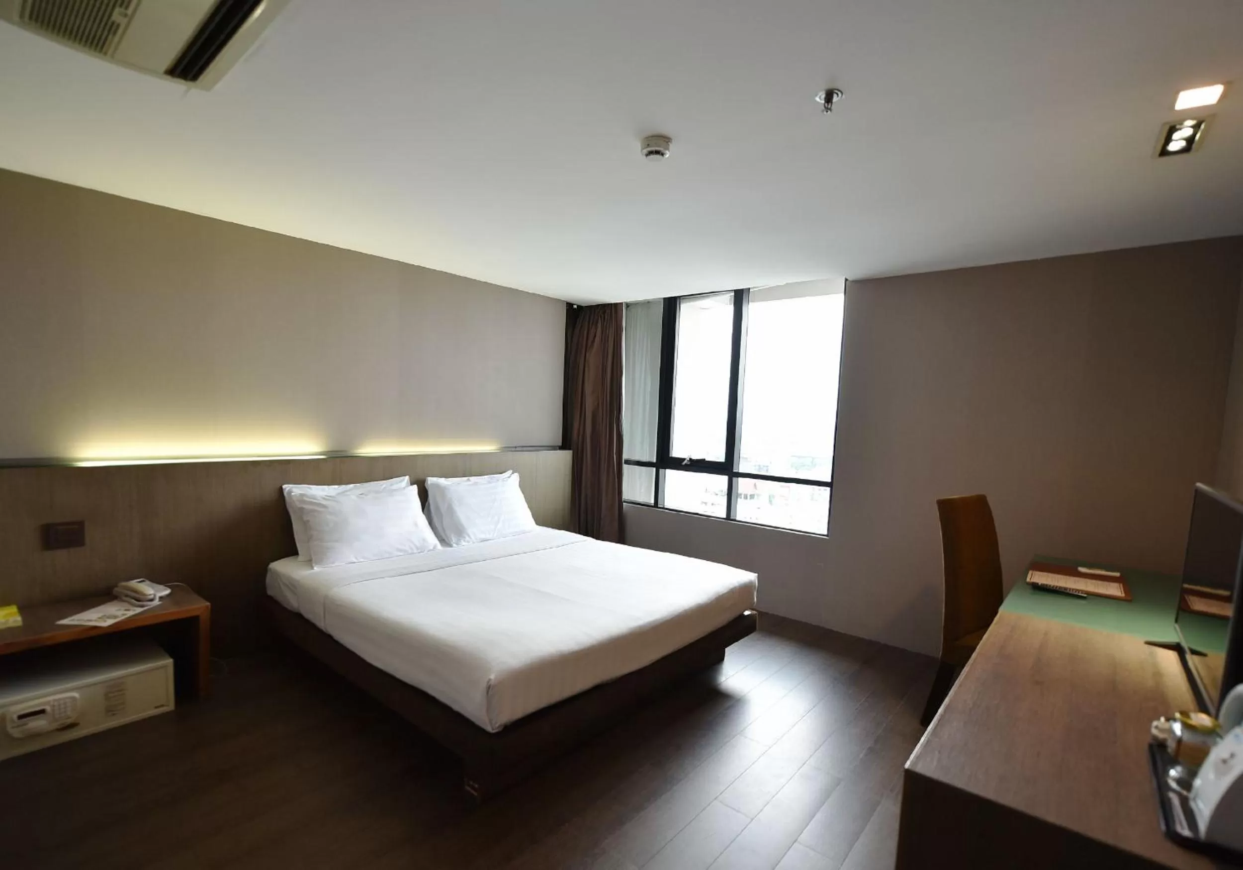 Deluxe King Room in Bangkok City Hotel