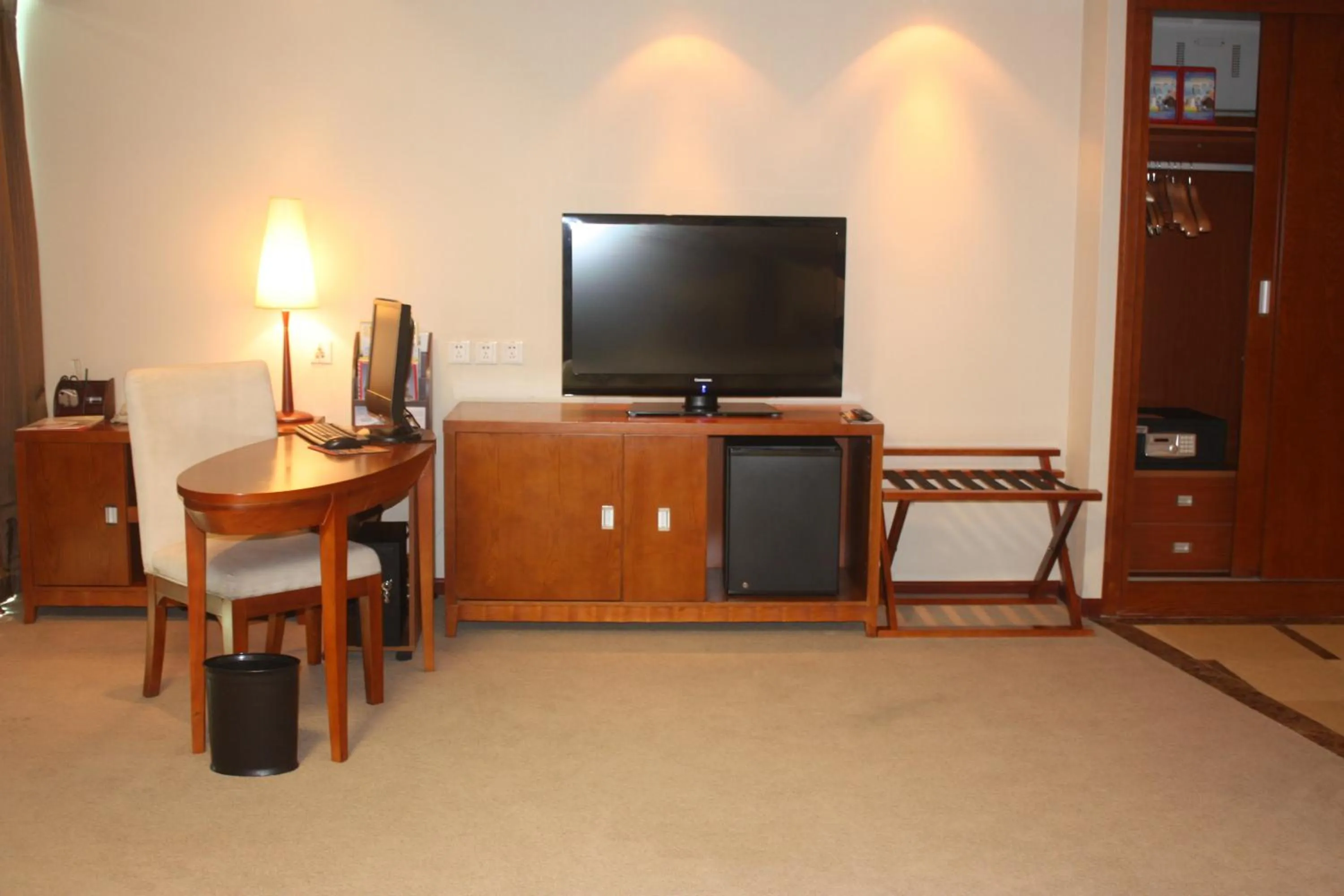 Circle Room in Super House International