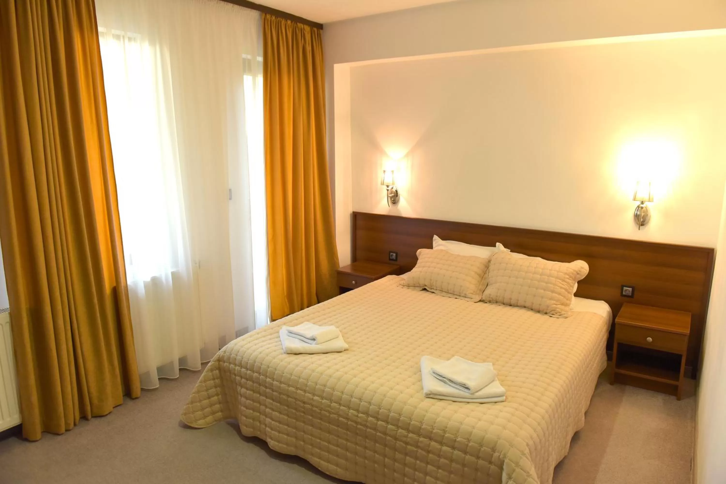 Deluxe Double Room with Balcony in Hotel Rothmans-Breakfast - Free parking - Lobby