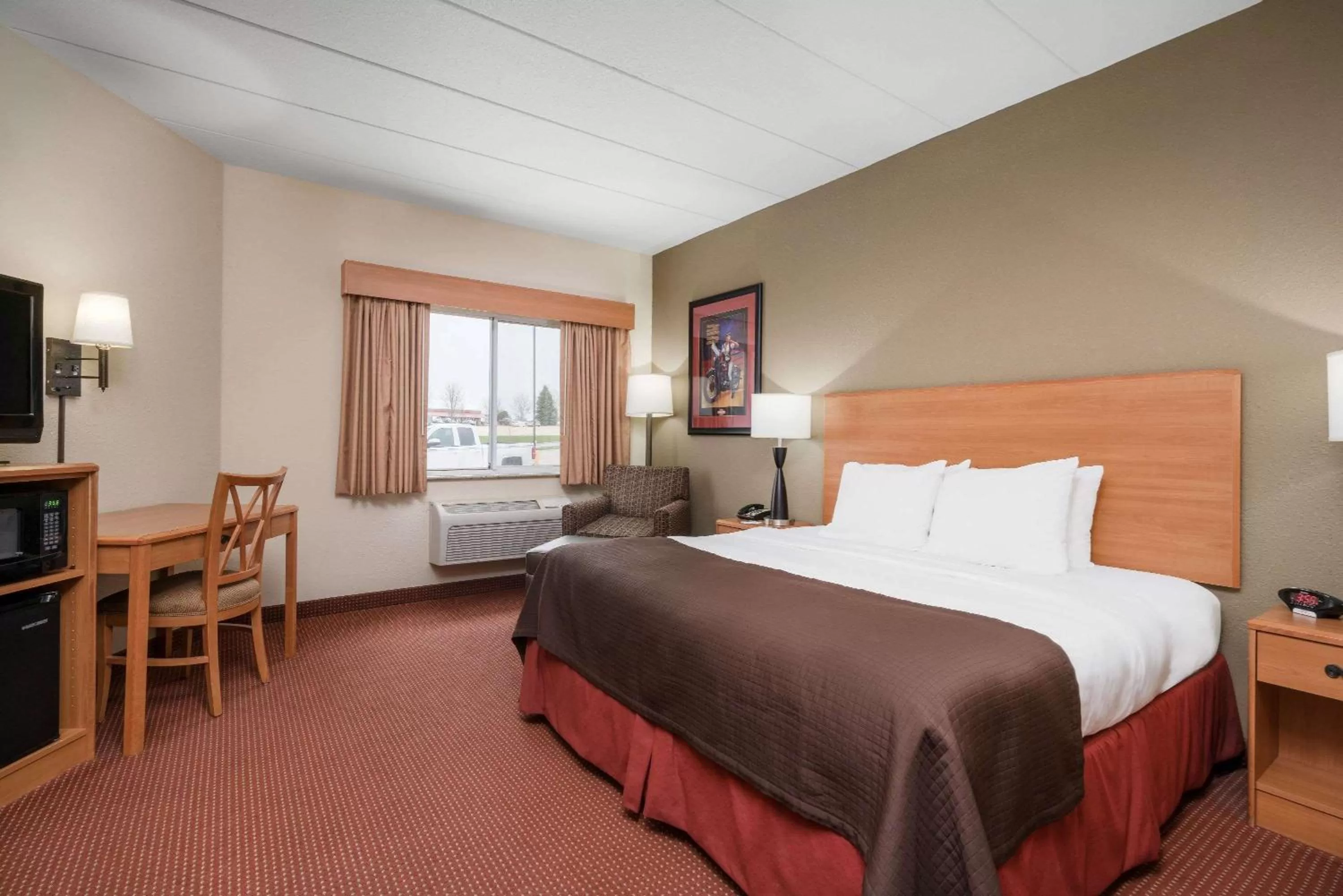 Deluxe King Suite - Non-Smoking in AmericInn by Wyndham Anamosa