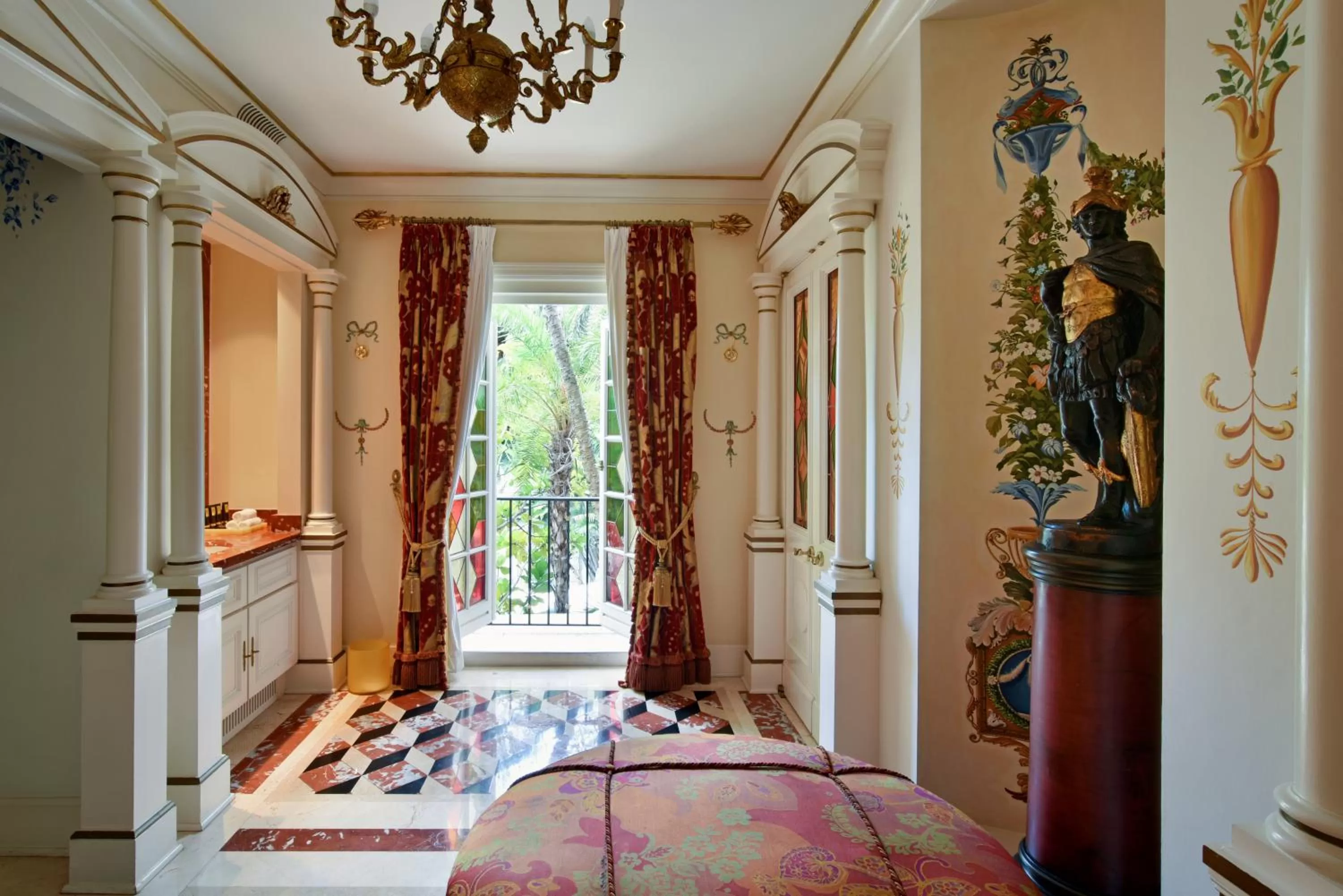 Suite with Balcony in The Villa Casa Casuarina