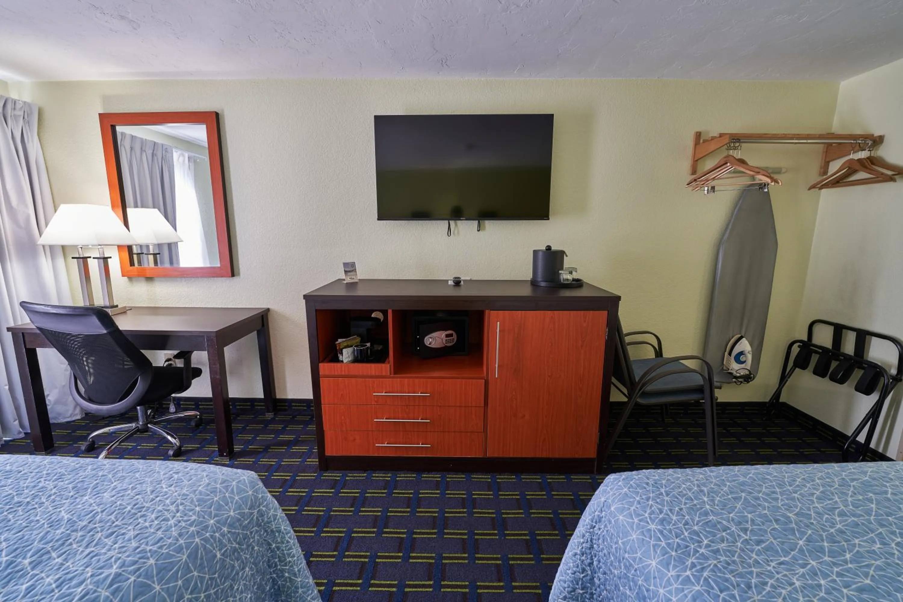  Queen Room with Two Queen Beds Courtyard/Pool View Smoke Free in The Mariner Resort Cape Cod by The Red Collection