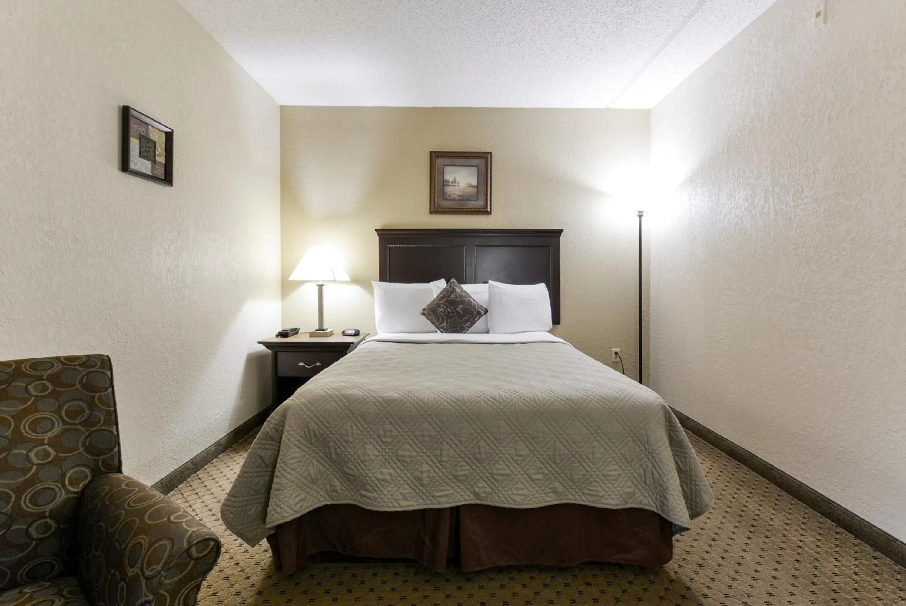 Standard Queen Room in Grand View Inn & Suites