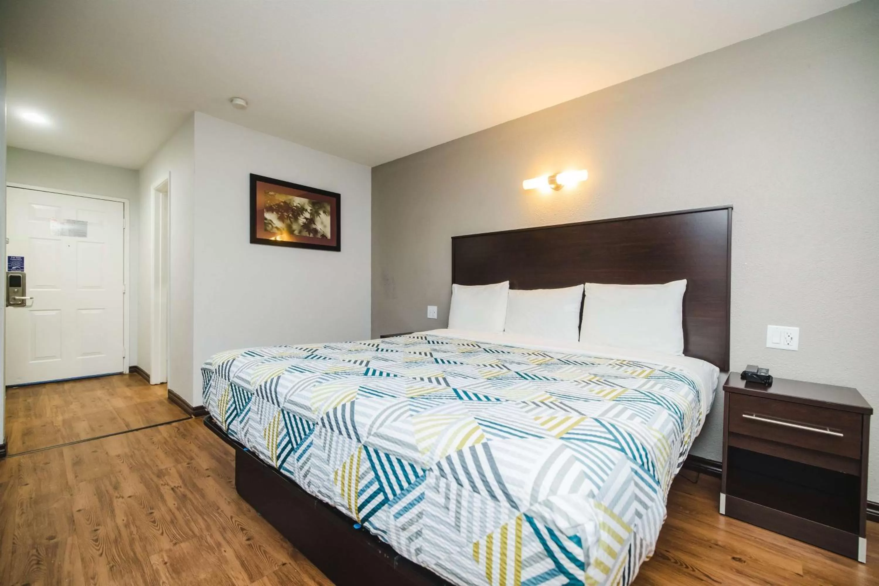 Deluxe King Room - Non-Smoking in Studio 6 Channelview TX Baytown West