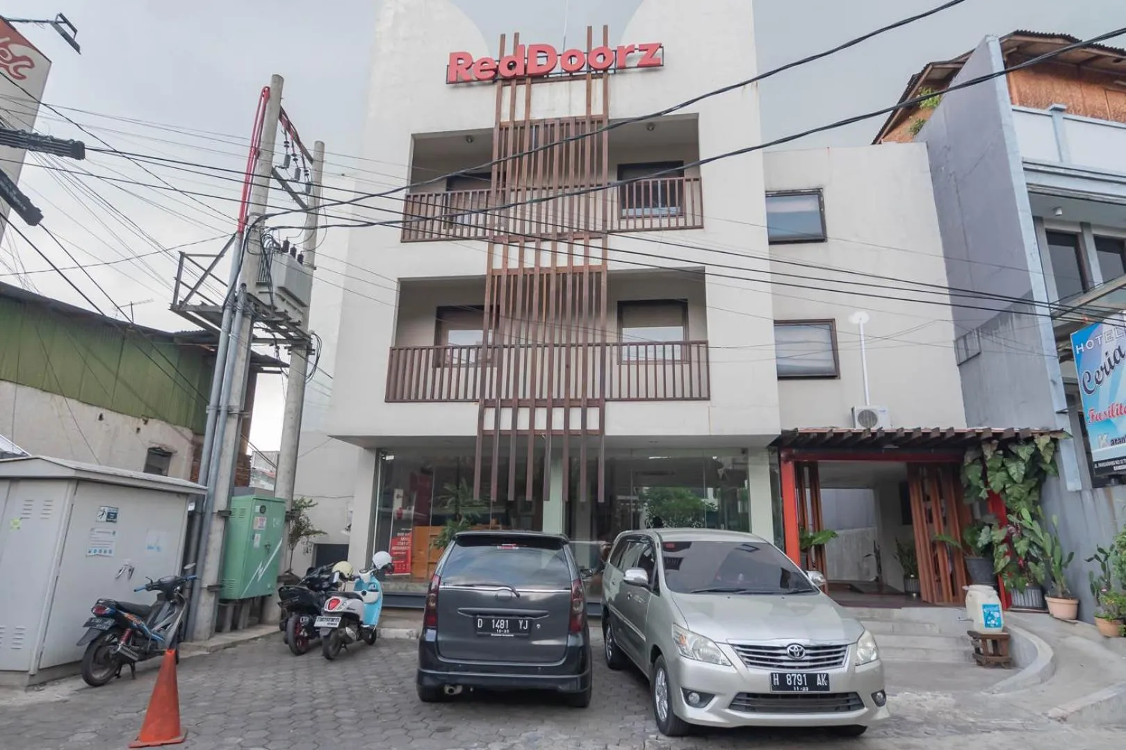 RedDoorz Plus near Asia Afrika 3