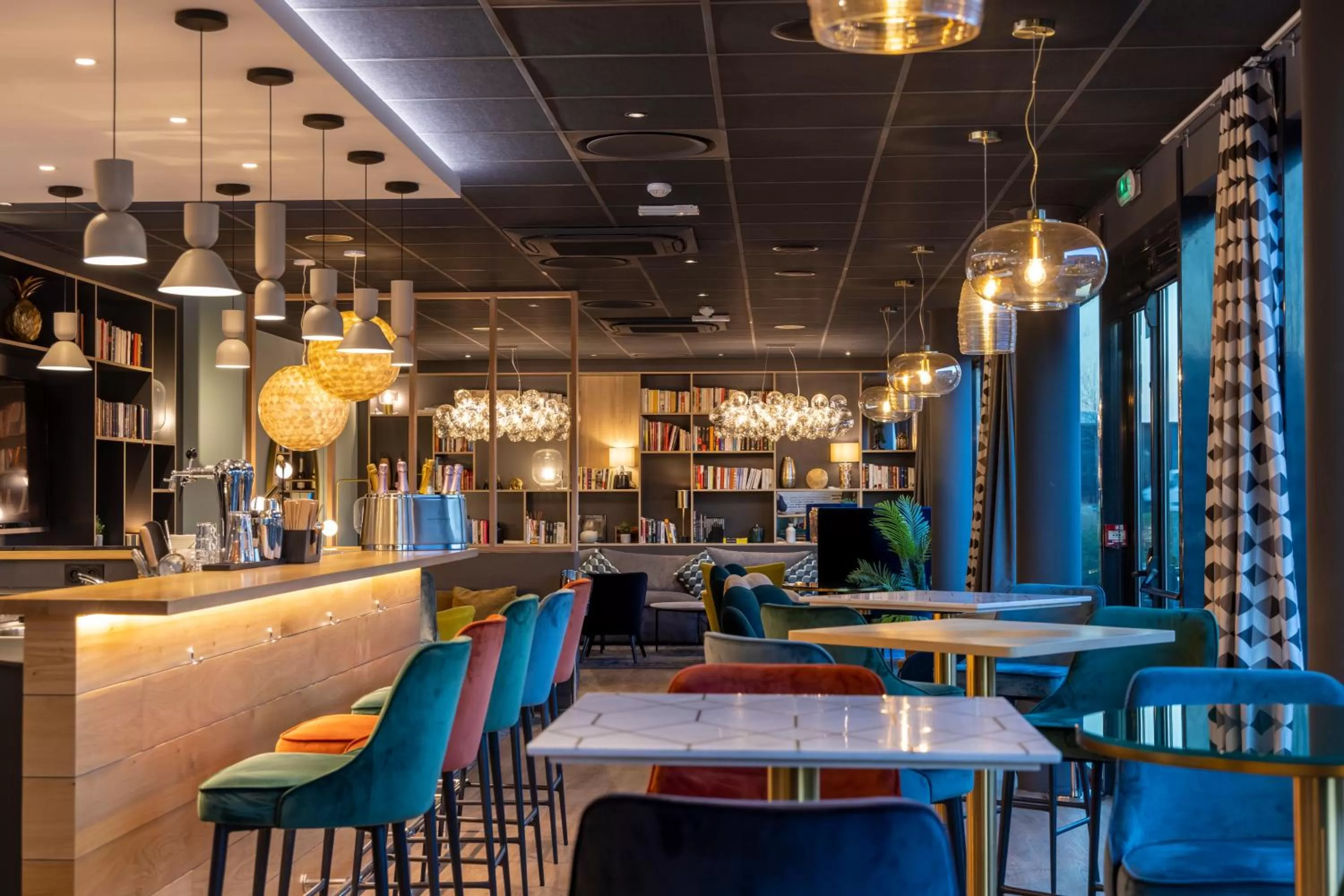 Lounge or bar in PADJA Hôtel & Spa Vannes