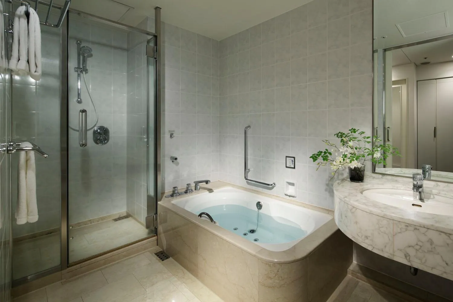 Deluxe King Room Upper Floor (Non-Smoking)+ Sauna Access in The Prince Sakura Tower Tokyo, Autograph Collection