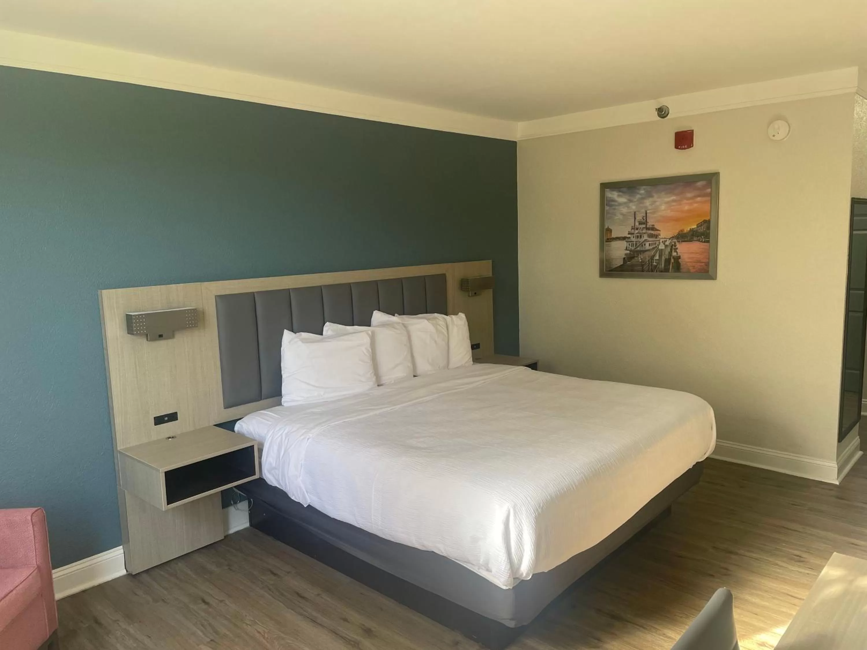 One-Bedroom King Suite - Non-Smoking in Wingate by Wyndham Savannah Gateway