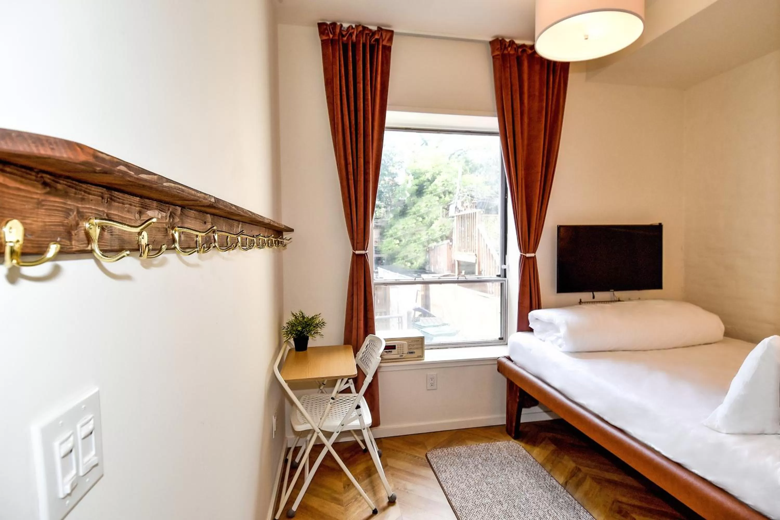 Lobby Level Deluxe Queen (Accessible) (Plus Extra Fold-Out Floor Mattress) in HighRoad Washington DC