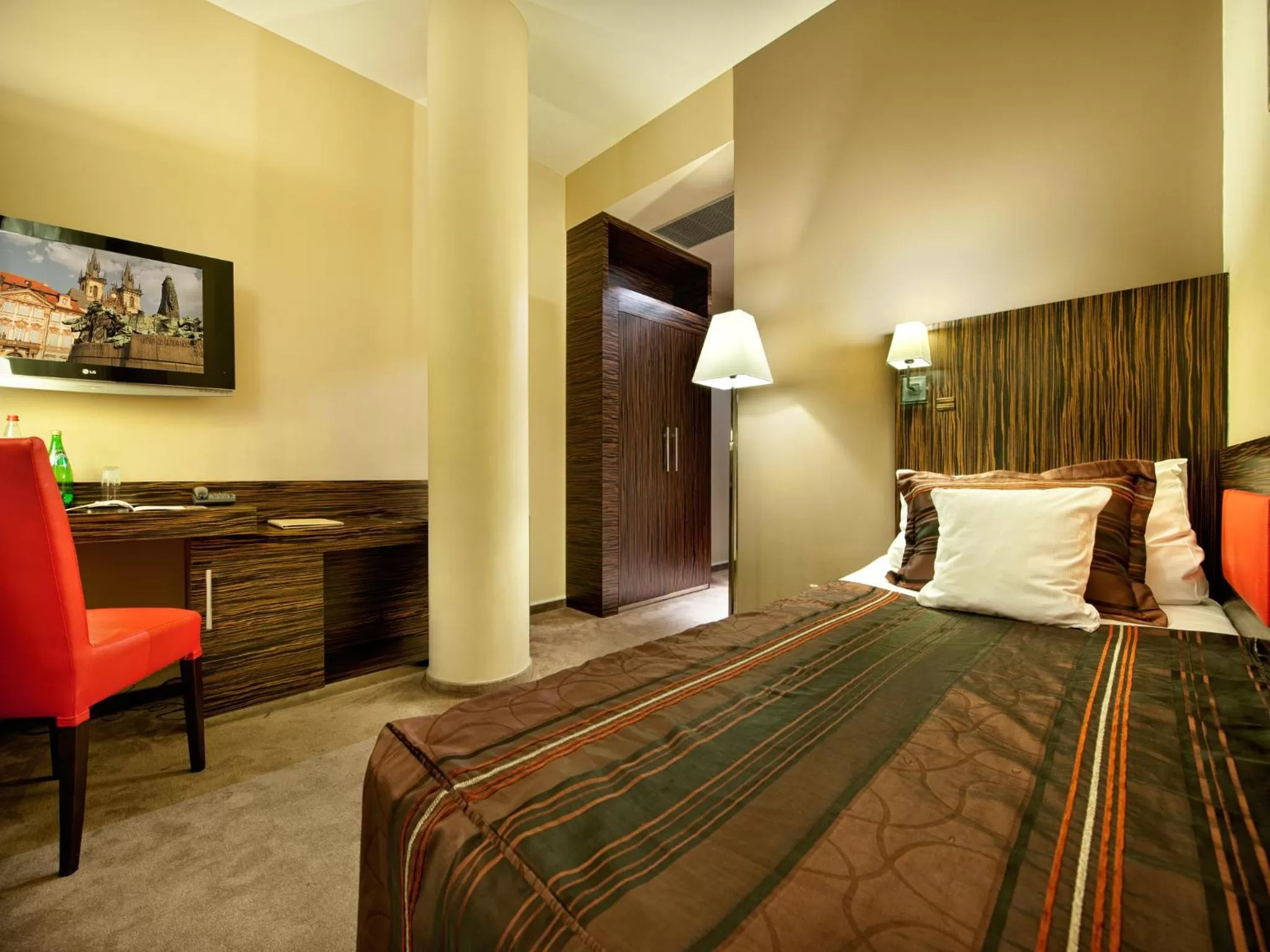 Single Room in EA Hotel Crystal Palace