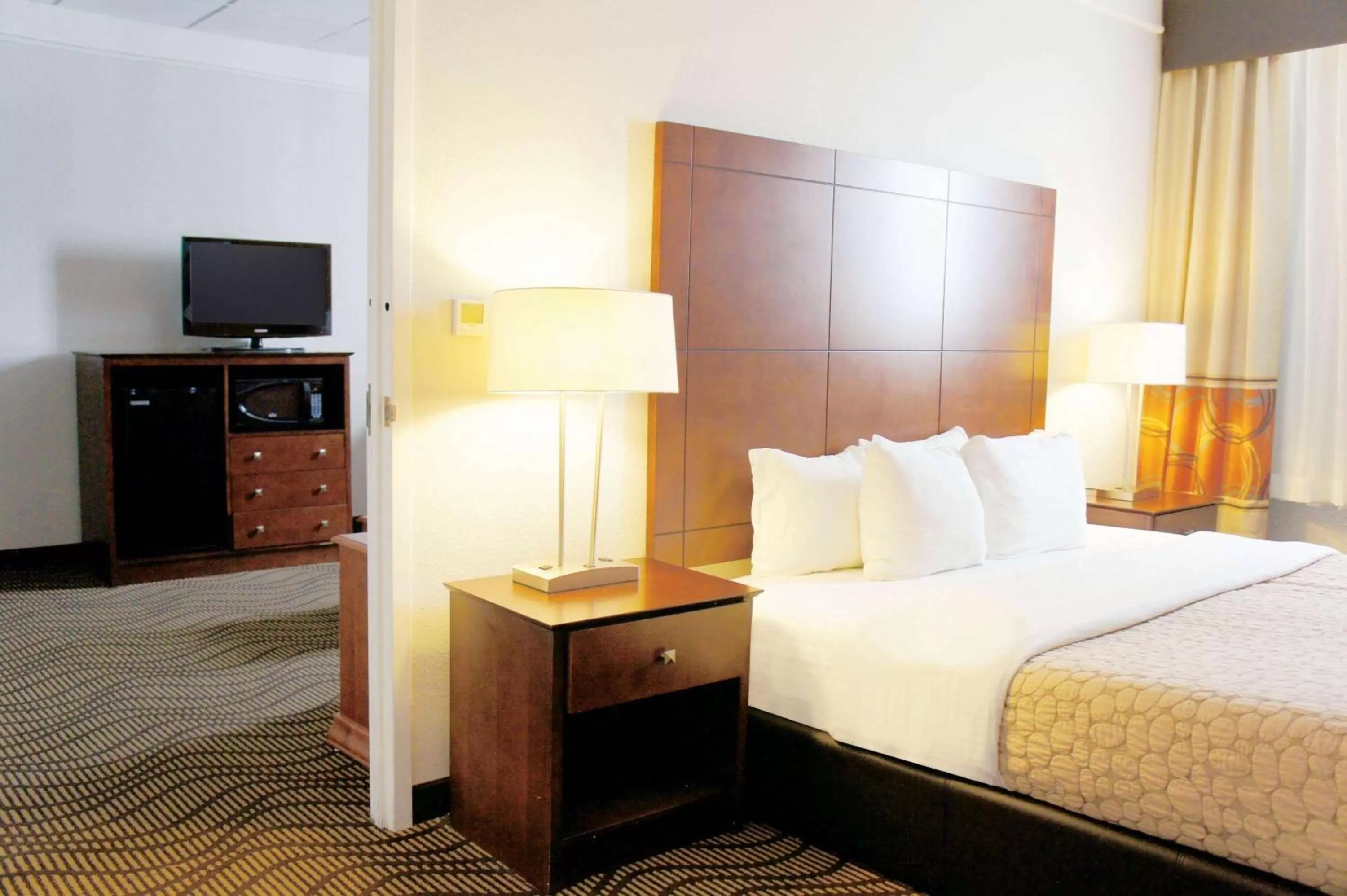 King Suite with Mobility/Hearing Impaired Access - Non-Smoking in La Quinta by Wyndham Silverthorne - Summit Co