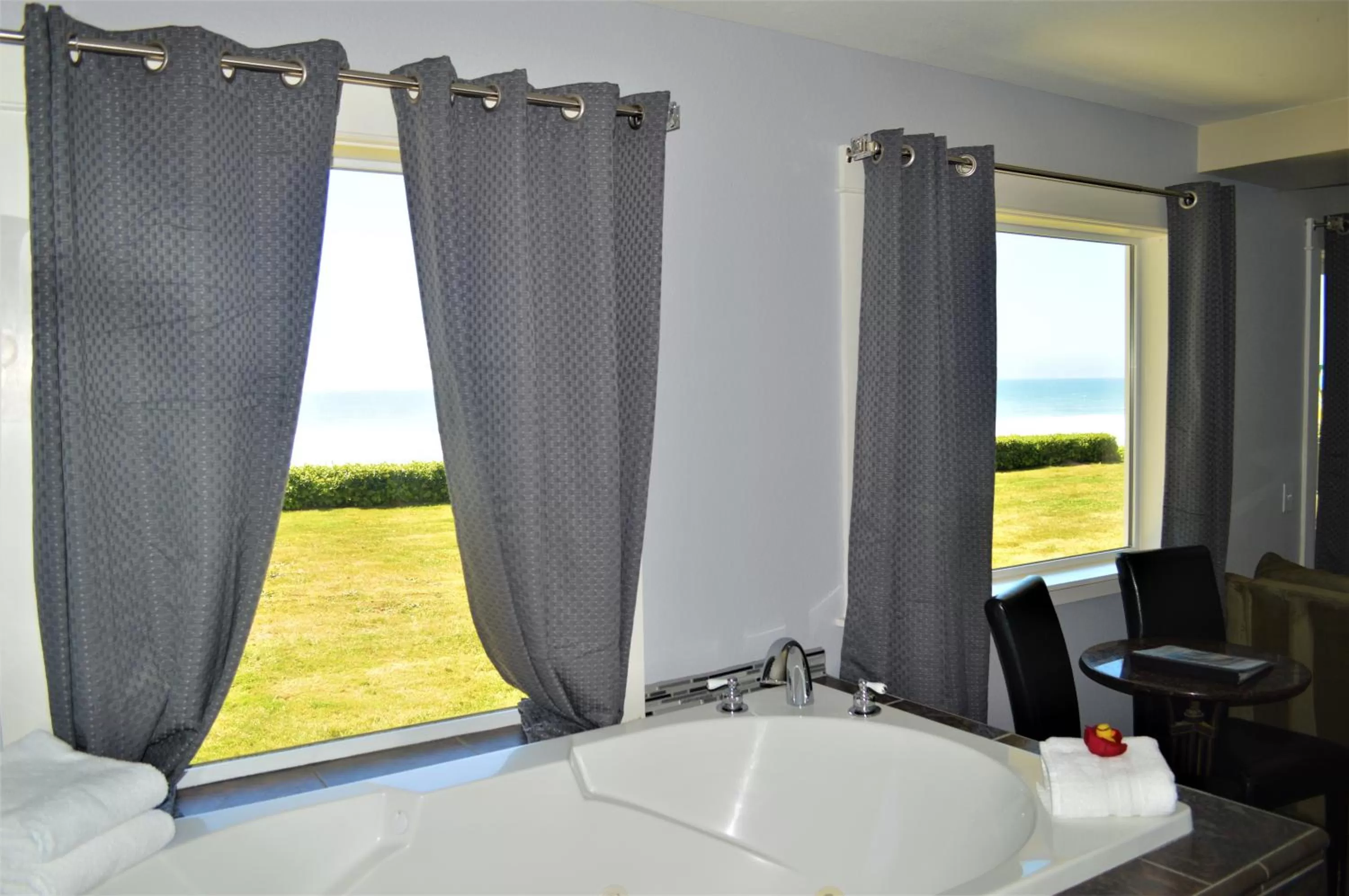 Oceanfront King Studio with Spa Bath and Disability Access (Nautica) in Starfish Manor Oceanfront Hotel