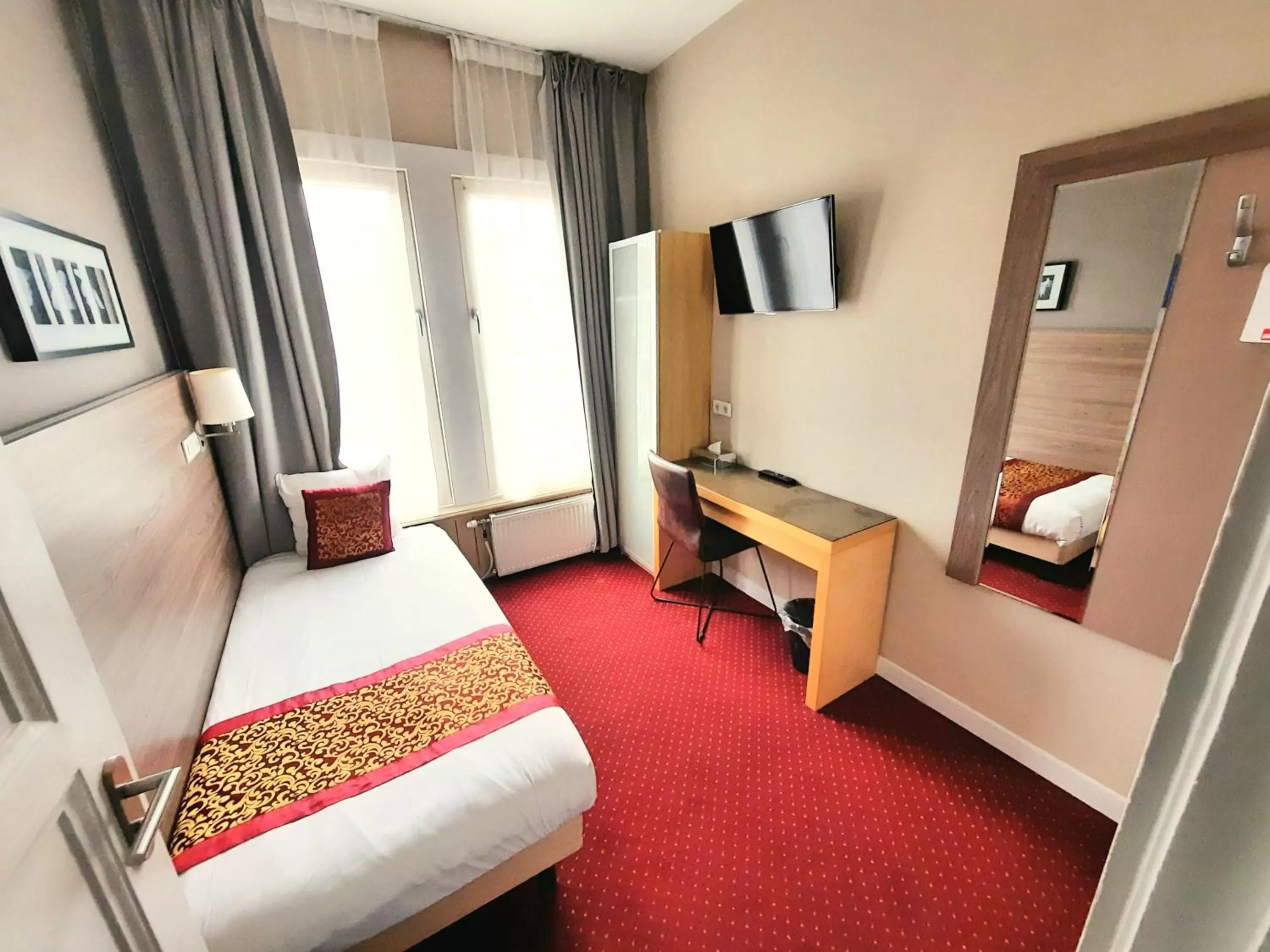 Single Room in Hotel Washington