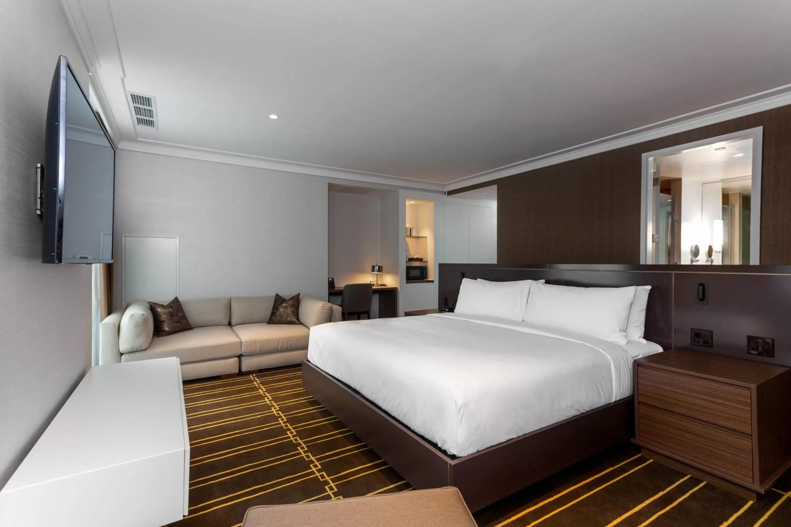 Deluxe Room - 1 King Bed in Sutton Place Hotel Toronto